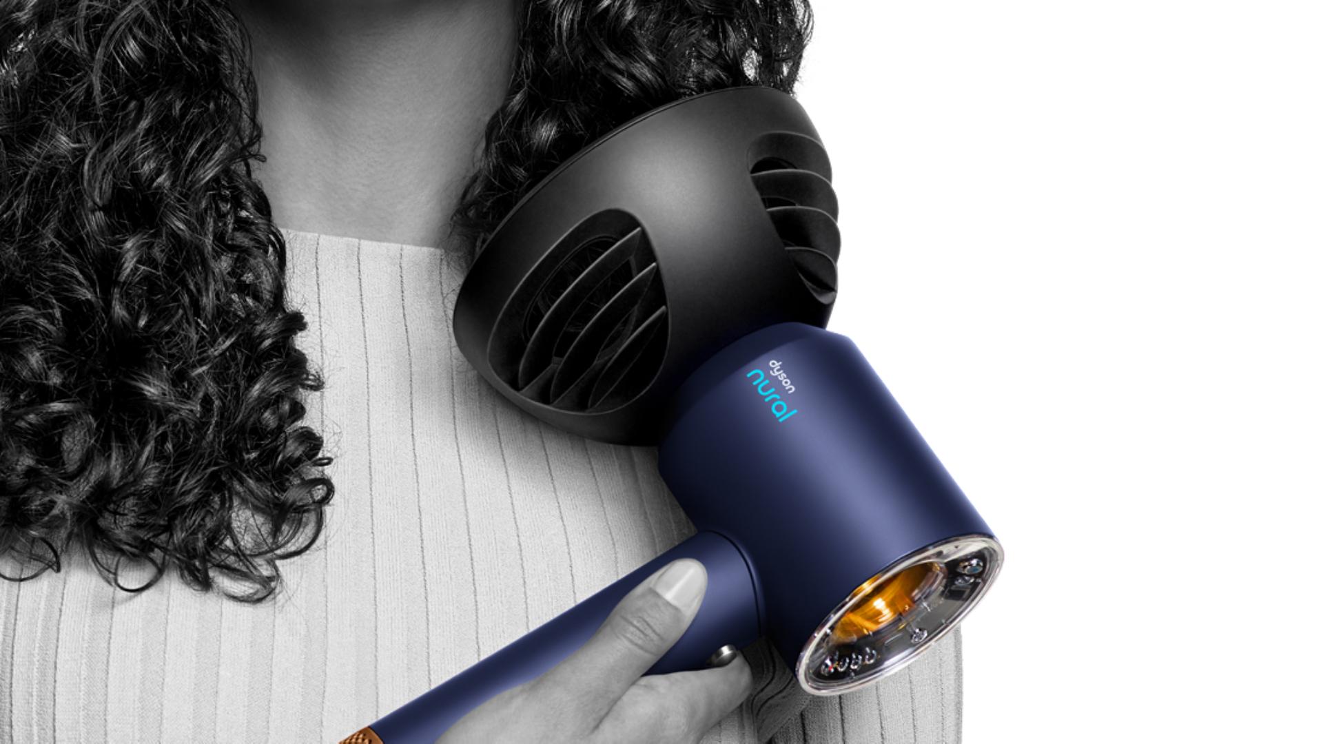 Suszarka do włosów Dyson Supersonic Nural™ Curly+Coily Bursztynowy jedwab – Innowacyjne suszenie dla kręconych włosów