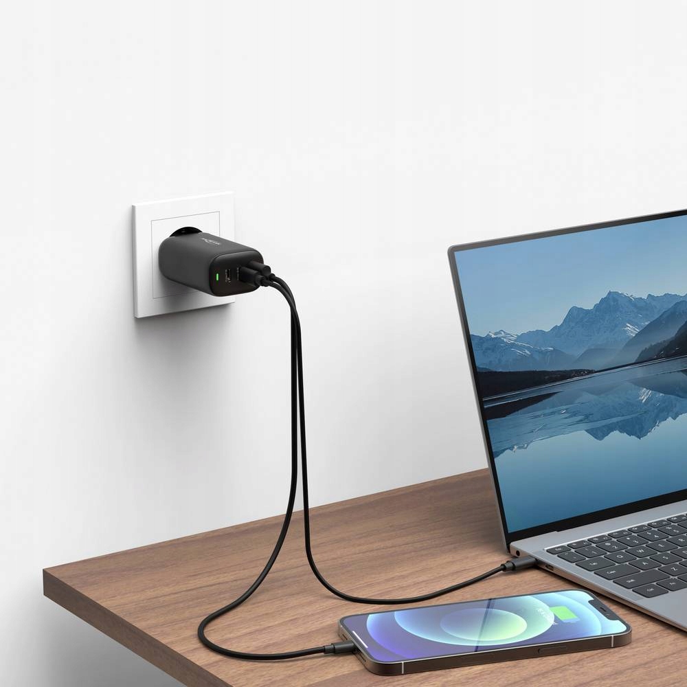Trzy porty USB – Wygodne ładowanie wielu urządzeń