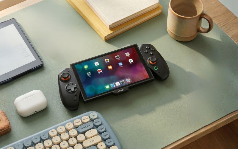 Kontroler YAXO Evo Deck do Nintendo Switch 2 leży na biurku obok klawiatury, słuchawek i kubka