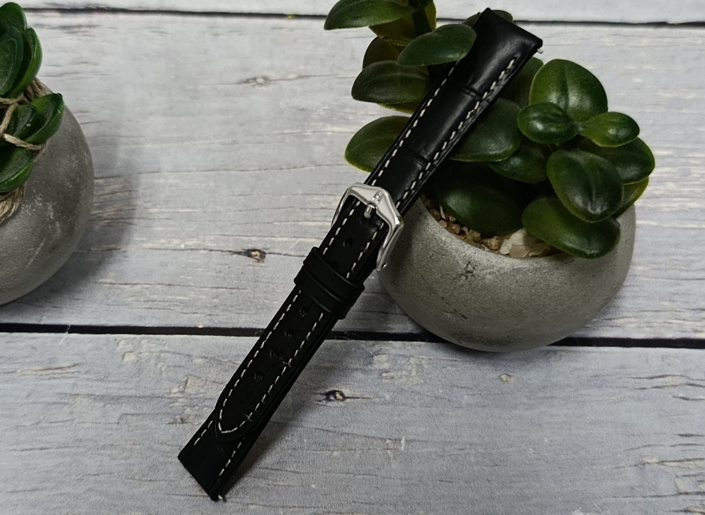 Stylowy design – Czarny kolor i srebrna klamerka