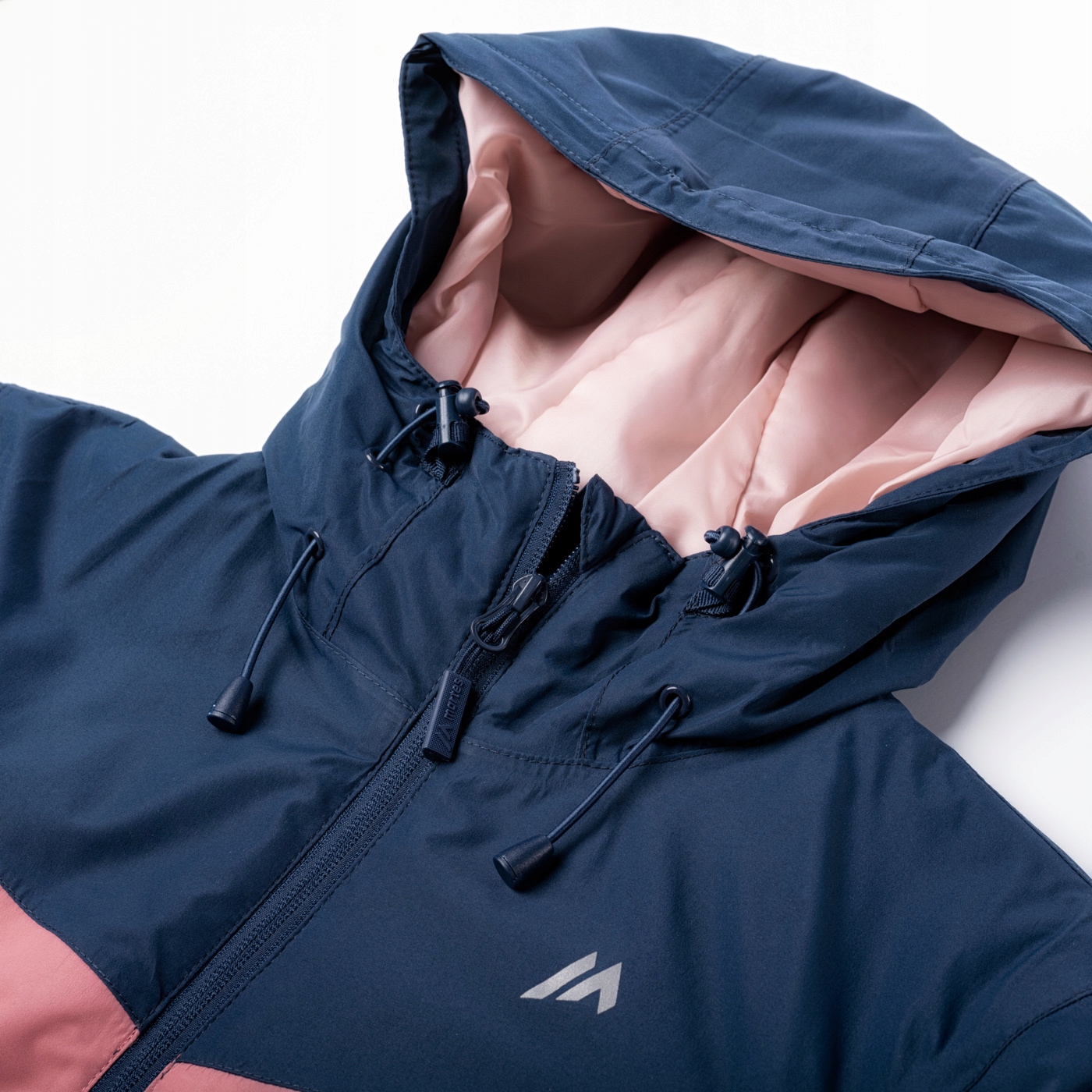 Funkcjonalny design z regulowanym kapturem i ściągaczami