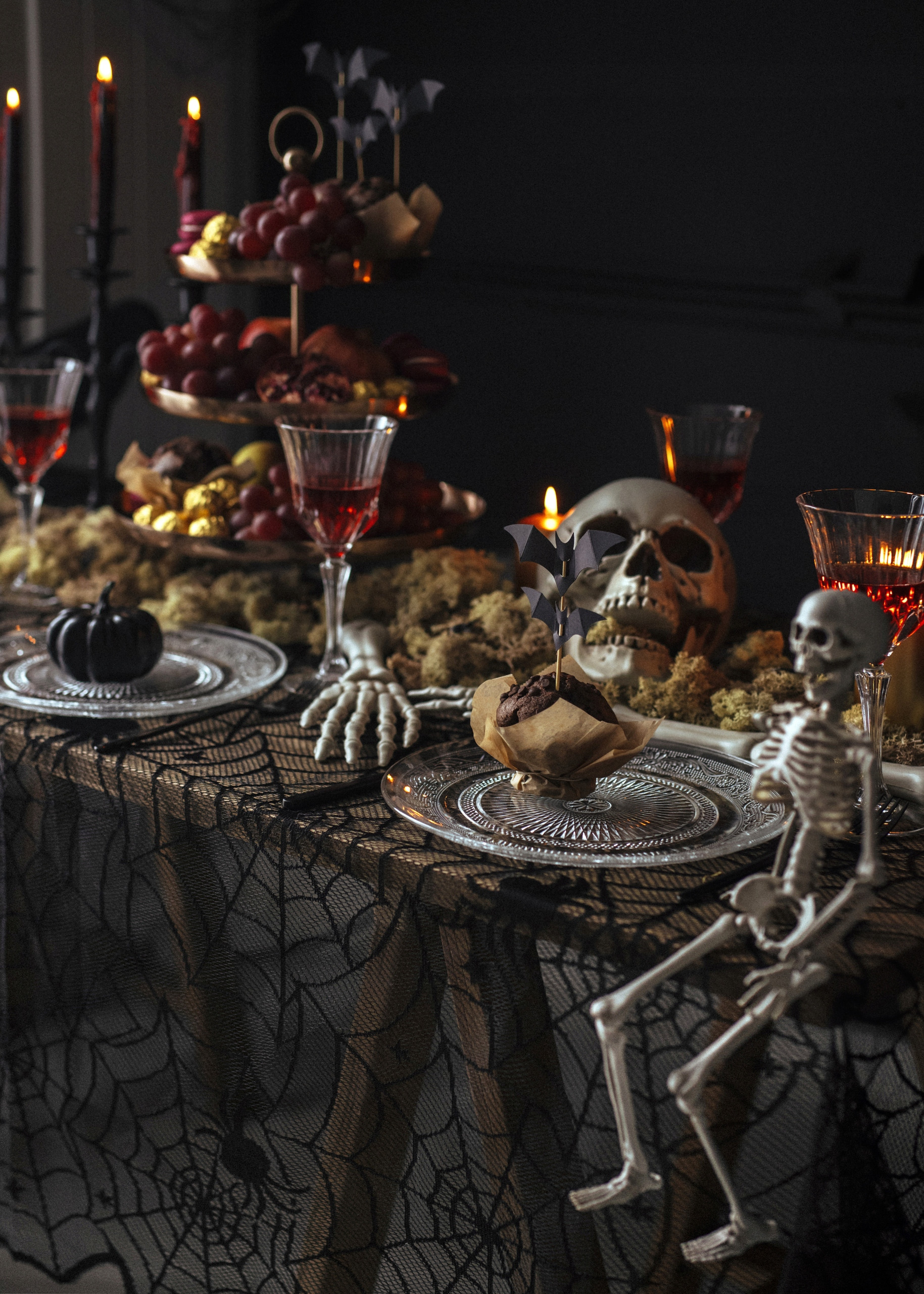 Obrus Pajęczyna 135x180cm – Idealna dekoracja na Halloween