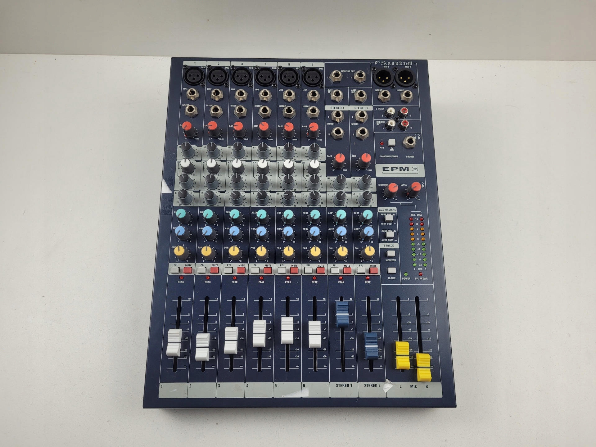 Analogowa konsoleta mikserska EPM6 – Profesjonalne brzmienie w Twoim studiu