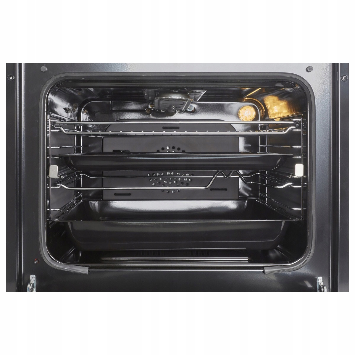 Przestronne wnętrze piekarnika – Więcej miejsca na Twoje potrawy