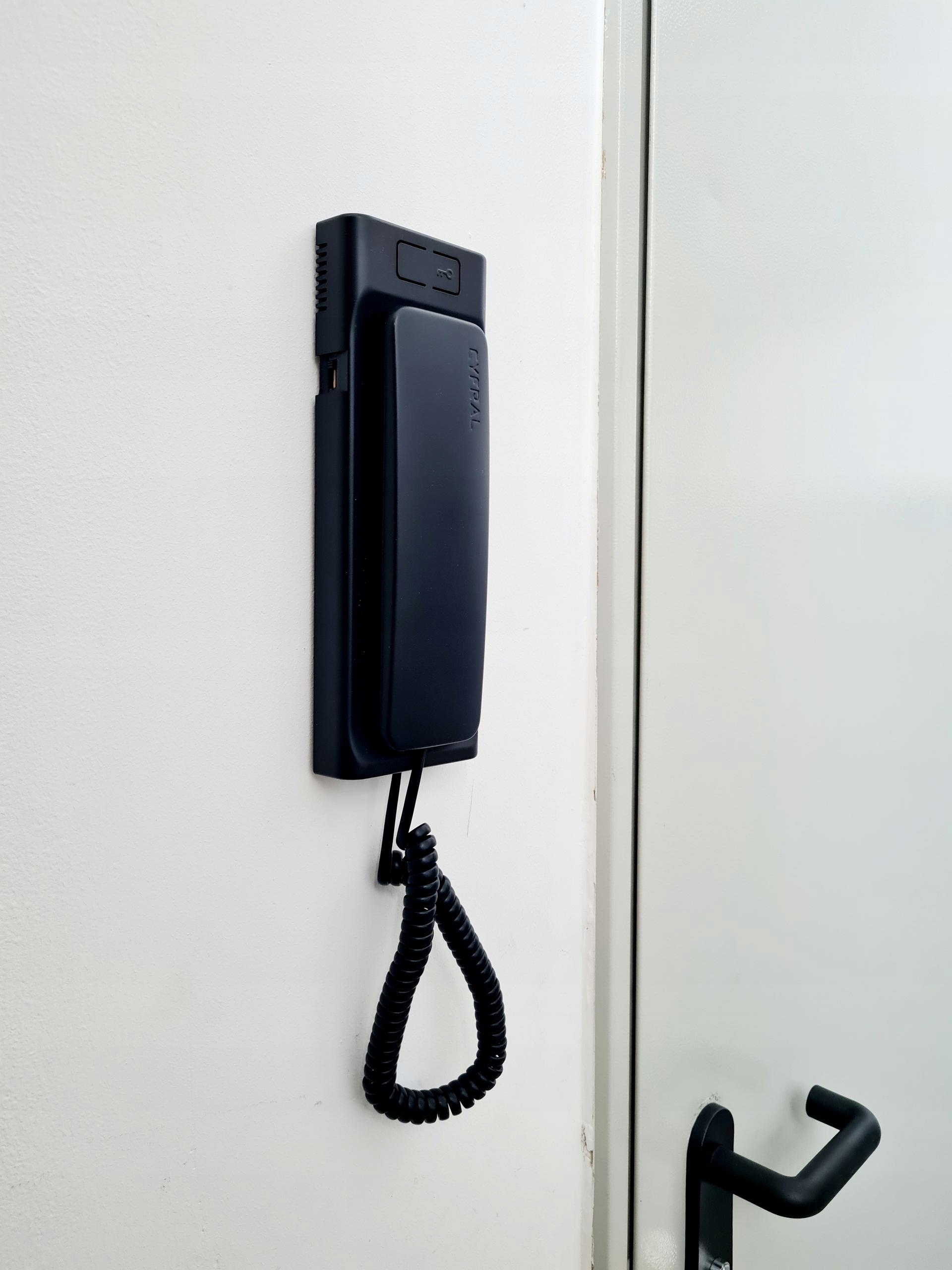 Cyfrowa słuchawka dwuprzewodowa – Idealne rozwiązanie do mieszkań wielorodzinnych