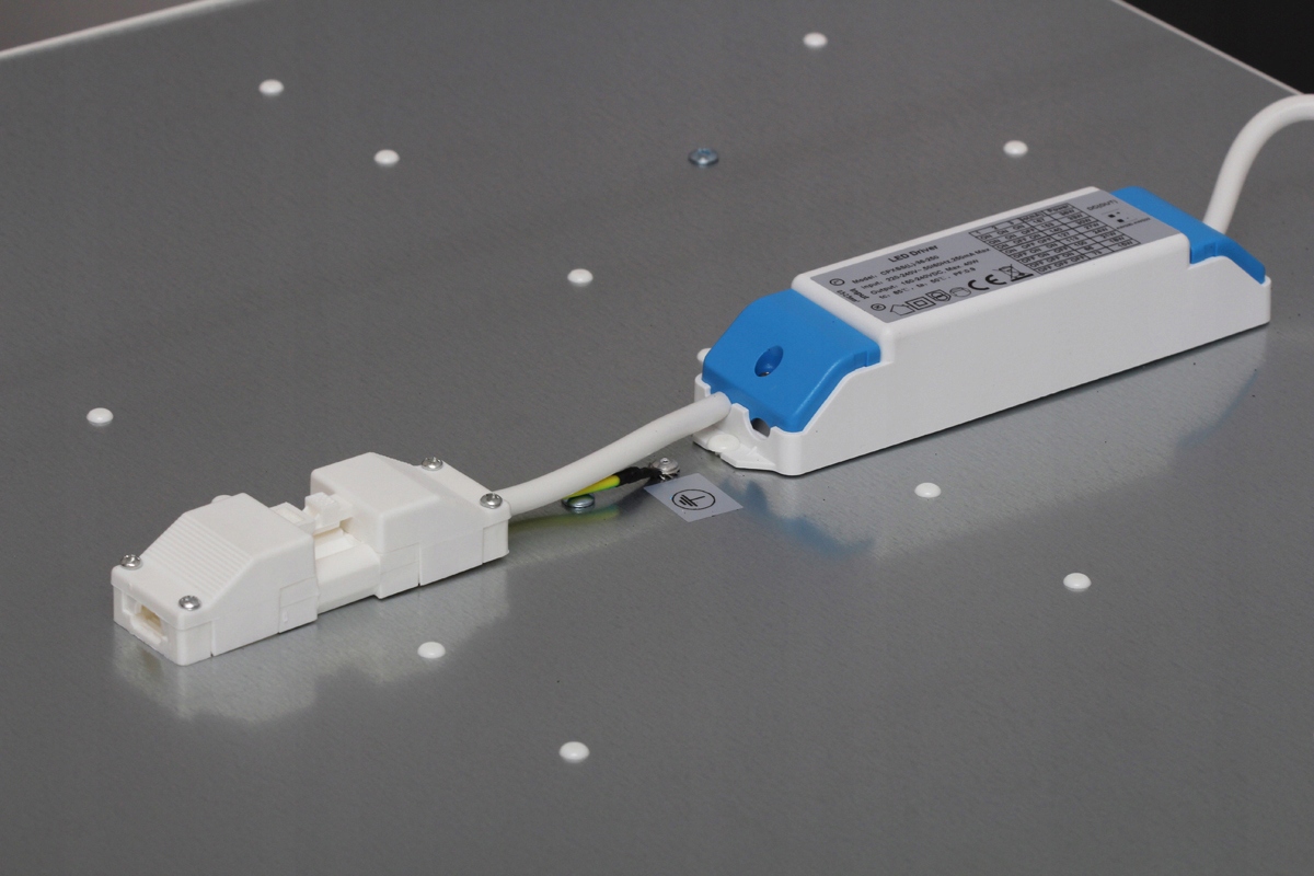 Regulowana moc – Dostosuj intensywność światła od 15 do 36W