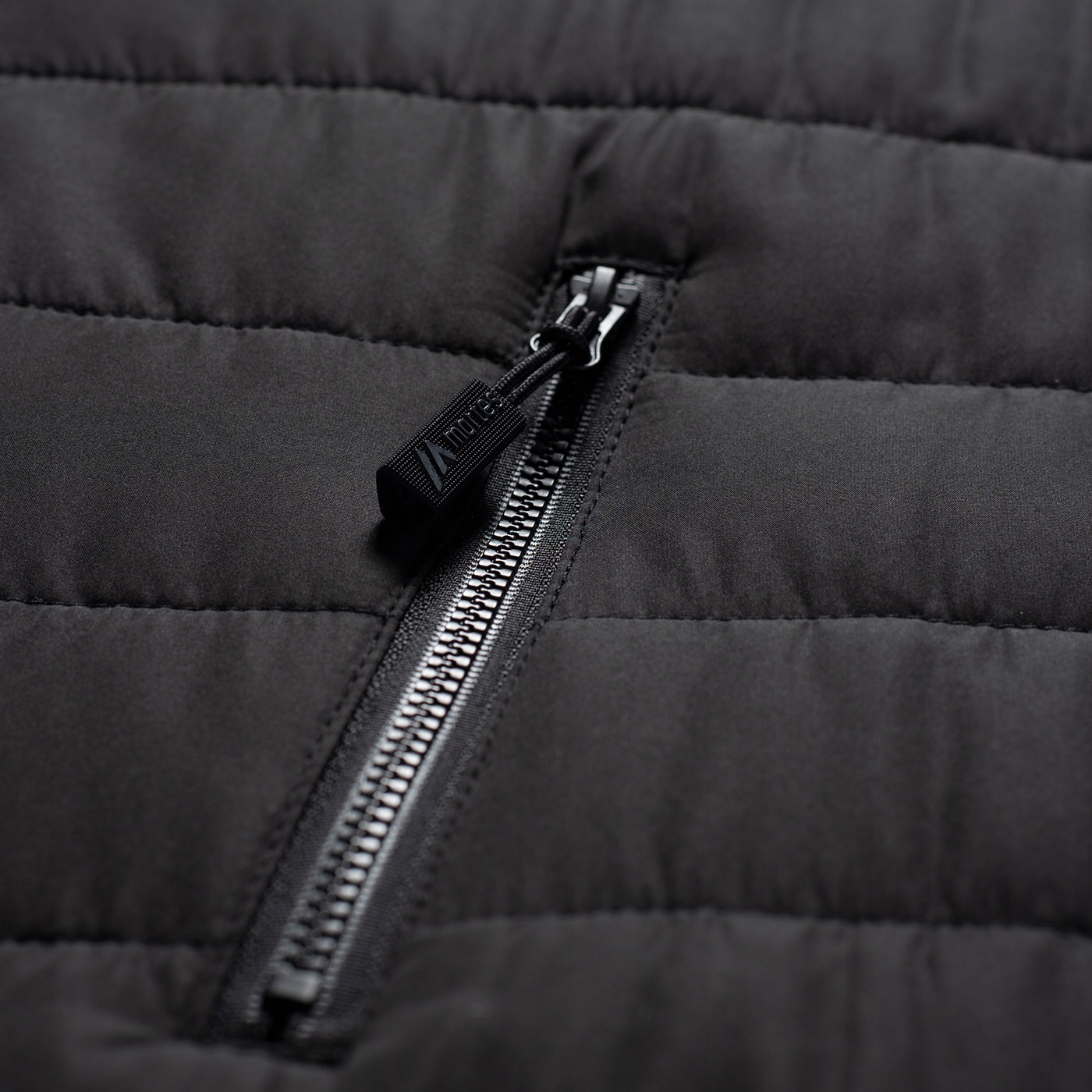 Komfortowe detale: zamek, kaptur i otwory na kciuki