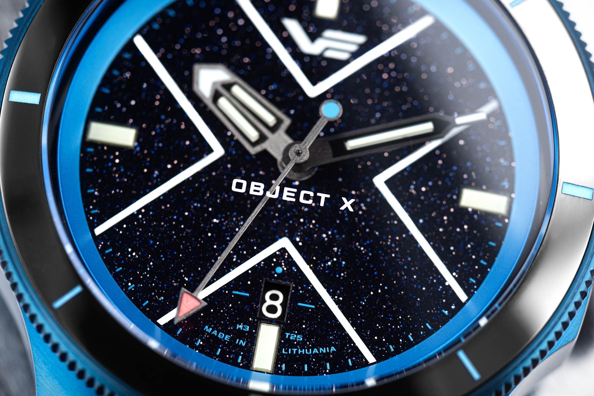 Niebieska tarcza z podświetleniem Super-LumiNova – Wyjątkowy design i czytelność