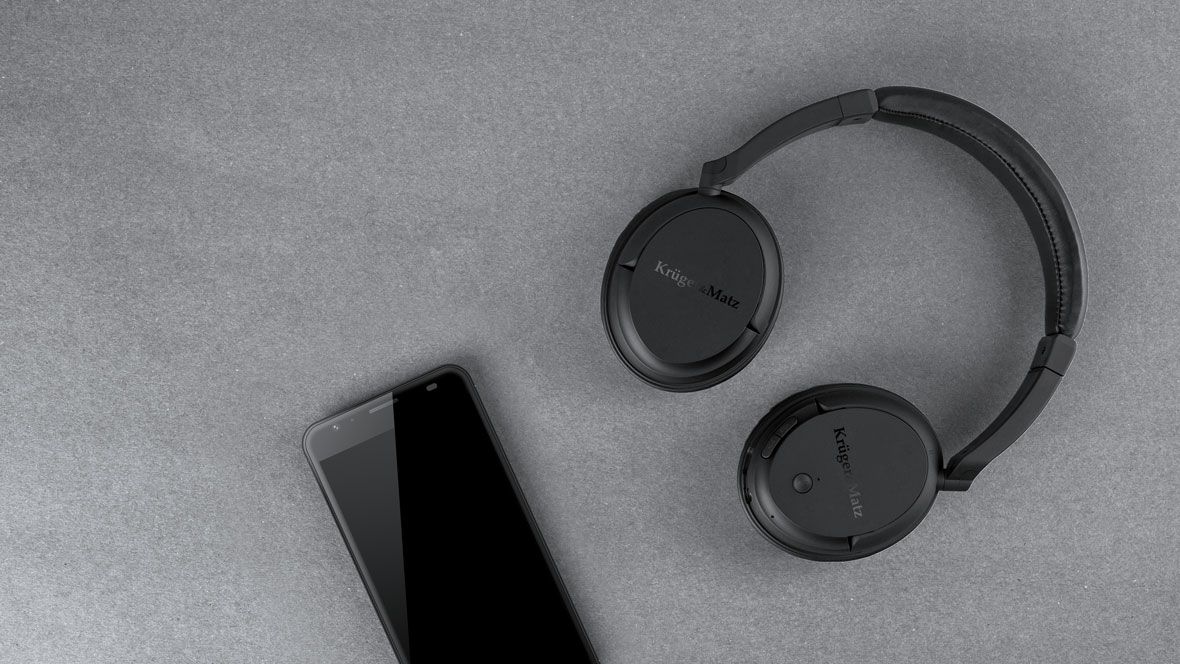 Design Oczekujesz od słuchawek czegoś więcej niż tylko czyste brzmienie? FLOW 2 Wireless wyróżnia także szykowny design. Ich solidna konstrukcja z czarnymi, matowymi nausznikami przyciągnie niejedno spojrzenie. Jeśli często podróżujesz, dzięki obrotowym muszlom, słuchawki FLOW 2 Wireless możesz mieć zawsze przy sobie, na szyi lub w bagażu.
