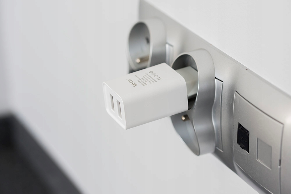 Kompaktowa konstrukcja – Ładowarka, która nie blokuje sąsiadujących gniazdek