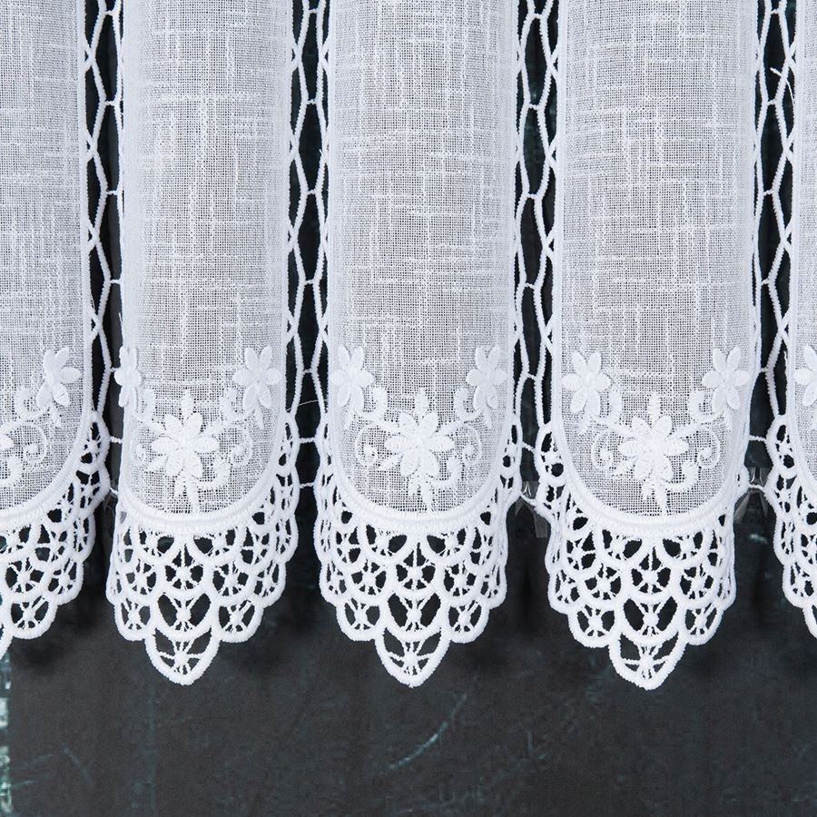 Stylowy design z gipiurą i haftem