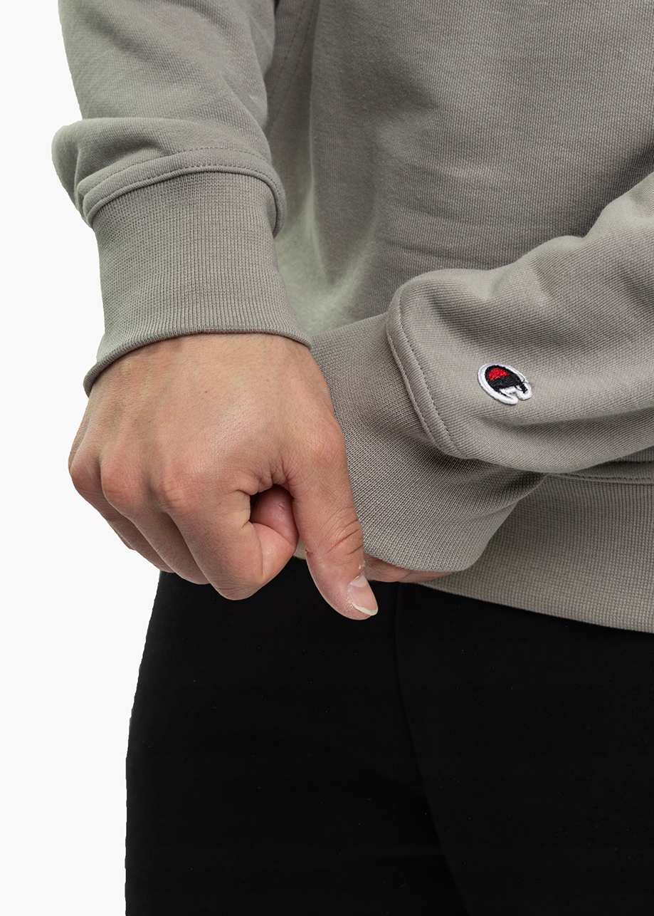 Sportowy design z logo marki na piersi i rękawie