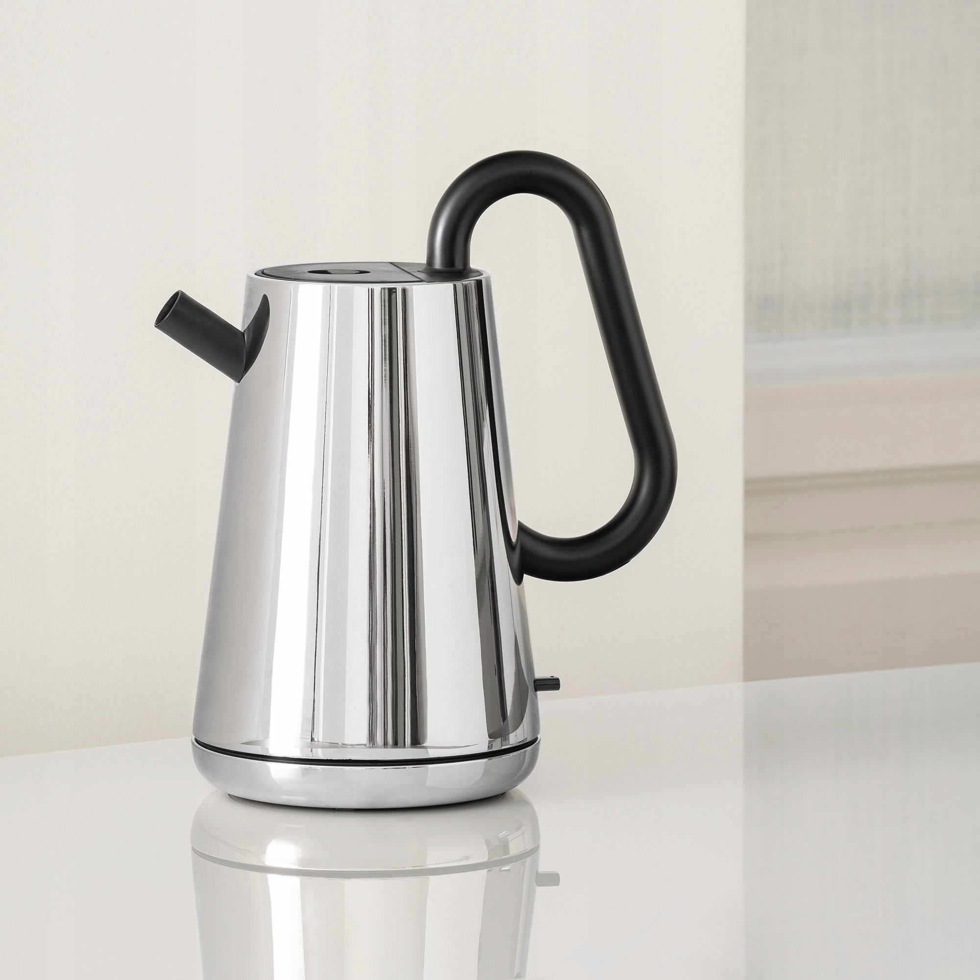 Alessi Toru NE01 B – Designerski czajnik elektryczny ze stali nierdzewnej