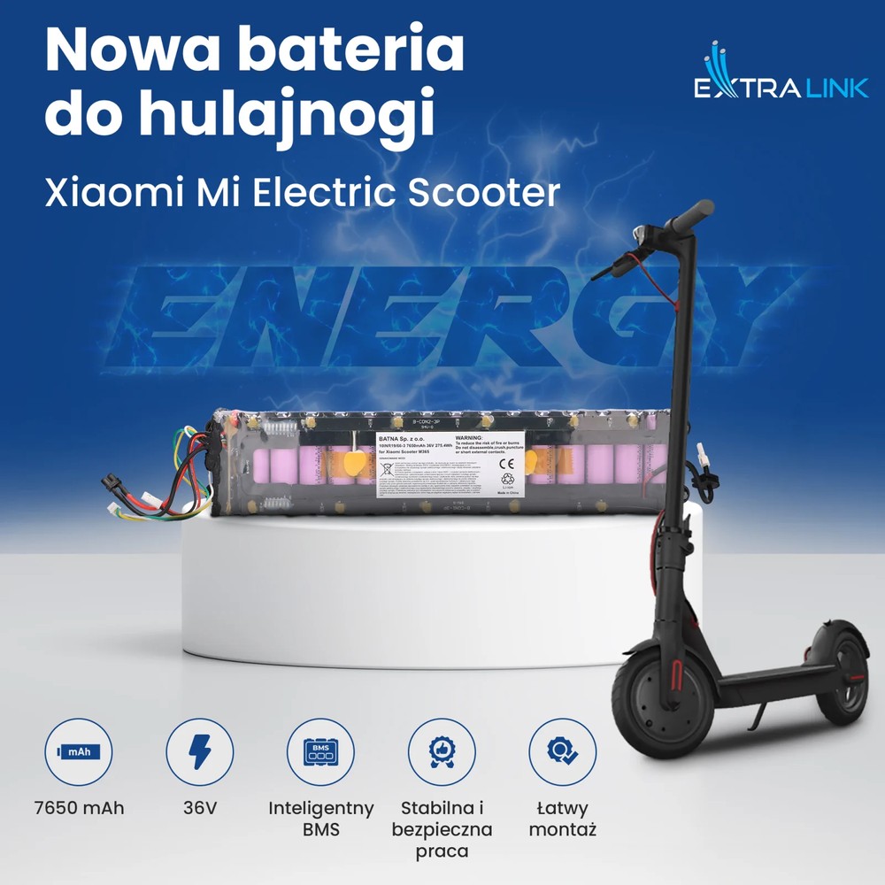 bateria do hulajnogi na białej podstawce obok hulajnoga xiaomi m365 w tle niebieskie logo 'ENERGY'