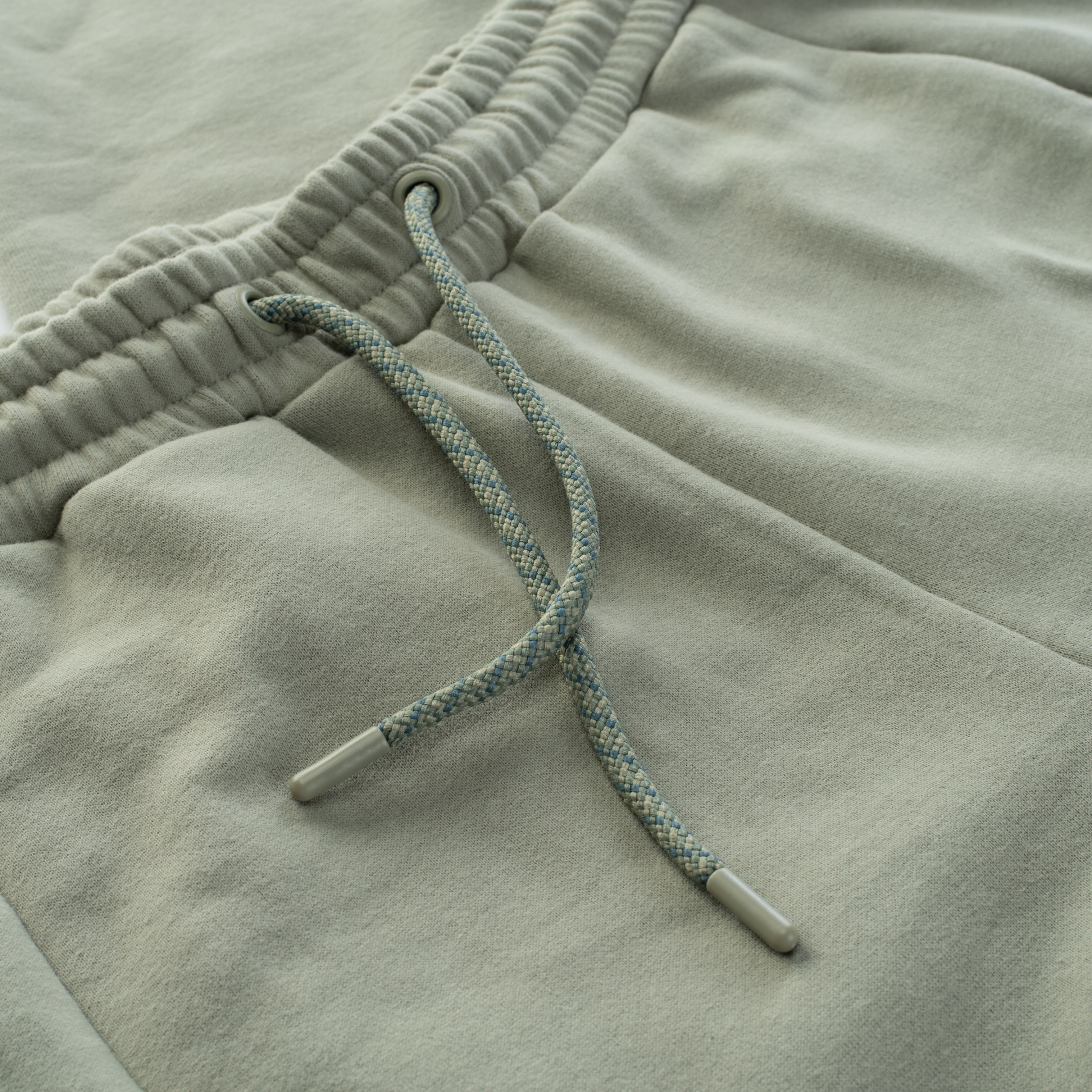 Prosty krój i elastyczna gumka w pasie