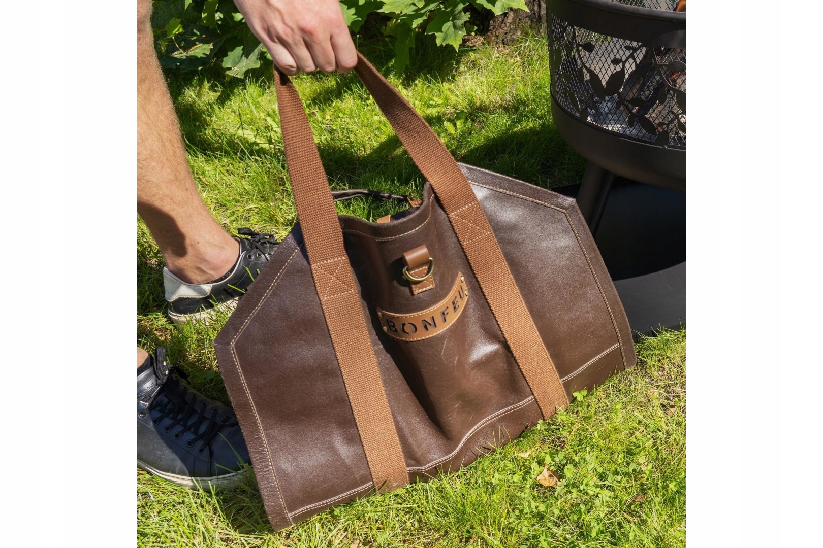 Komfortowe przenoszenie drewna – solidne uchwyty i skórzane rączki