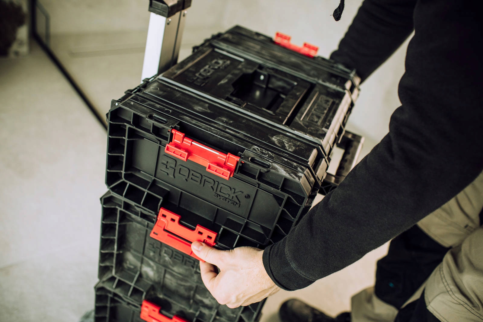 Funkcjonalność dwóch szuflad z regulowanymi przegrodami