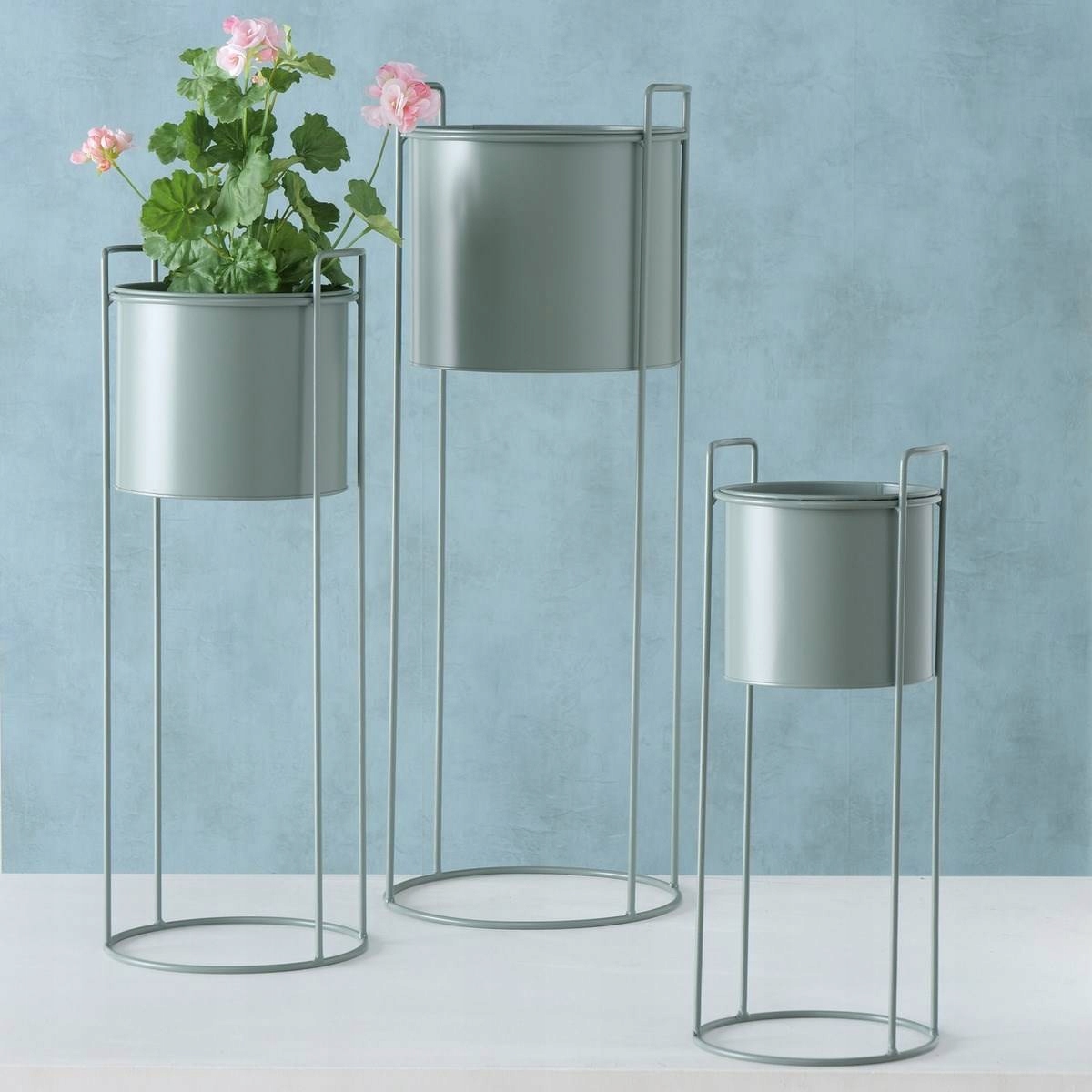 Metalowe doniczki na stojaku Melanda – Ozdoba Twojego ogrodu