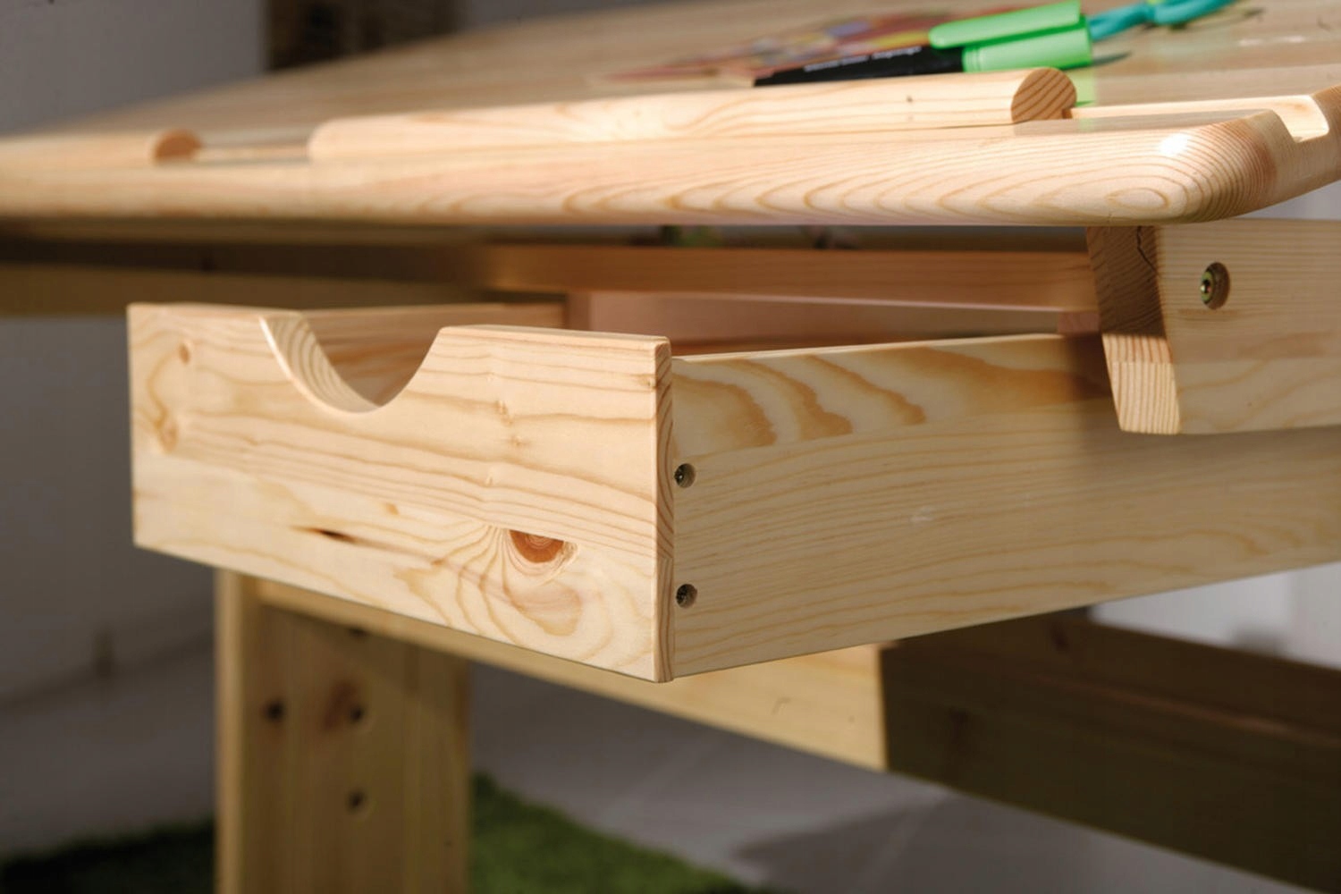 Regulowana wysokość i kąt nachylenia blatu