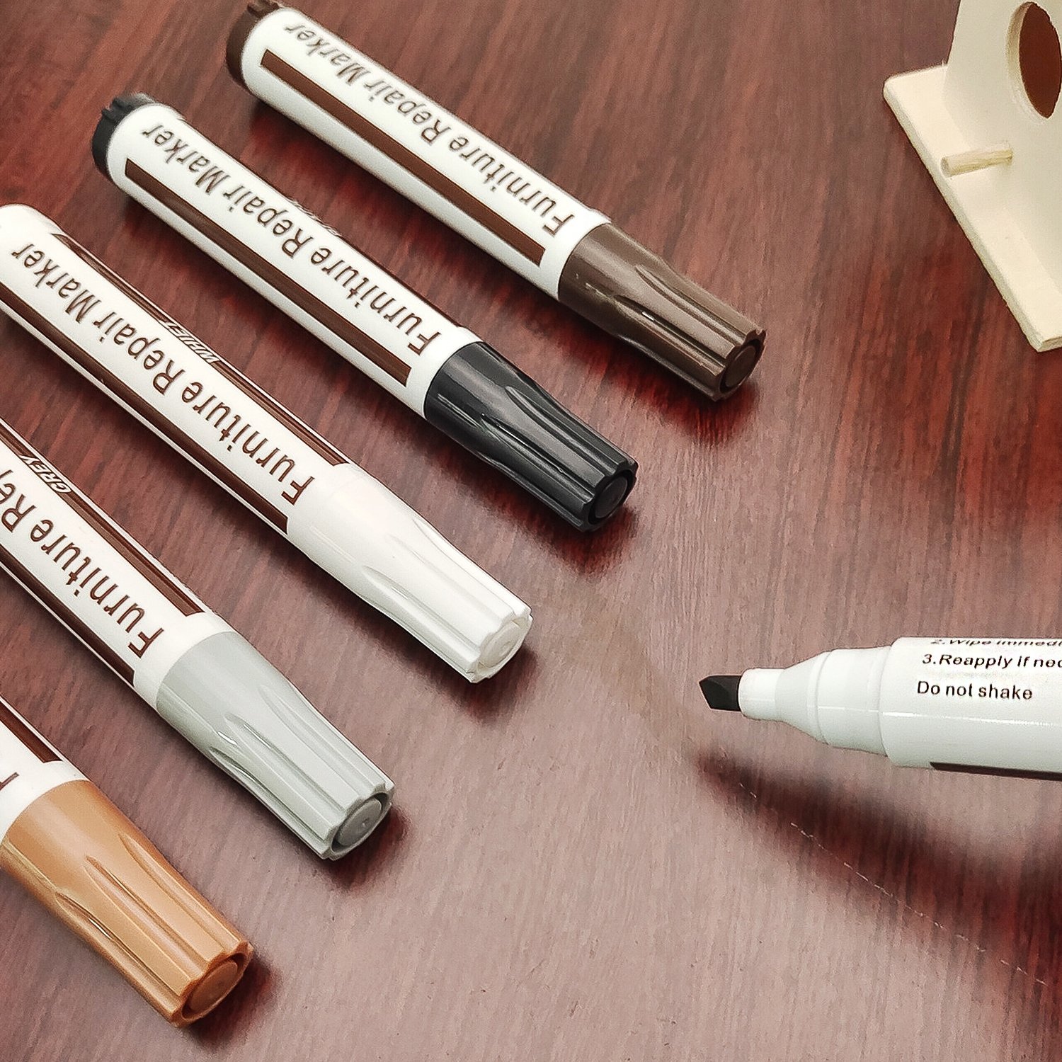 W skład zestawu wchodzi: 12 markerów, 12 wosków i temperówka