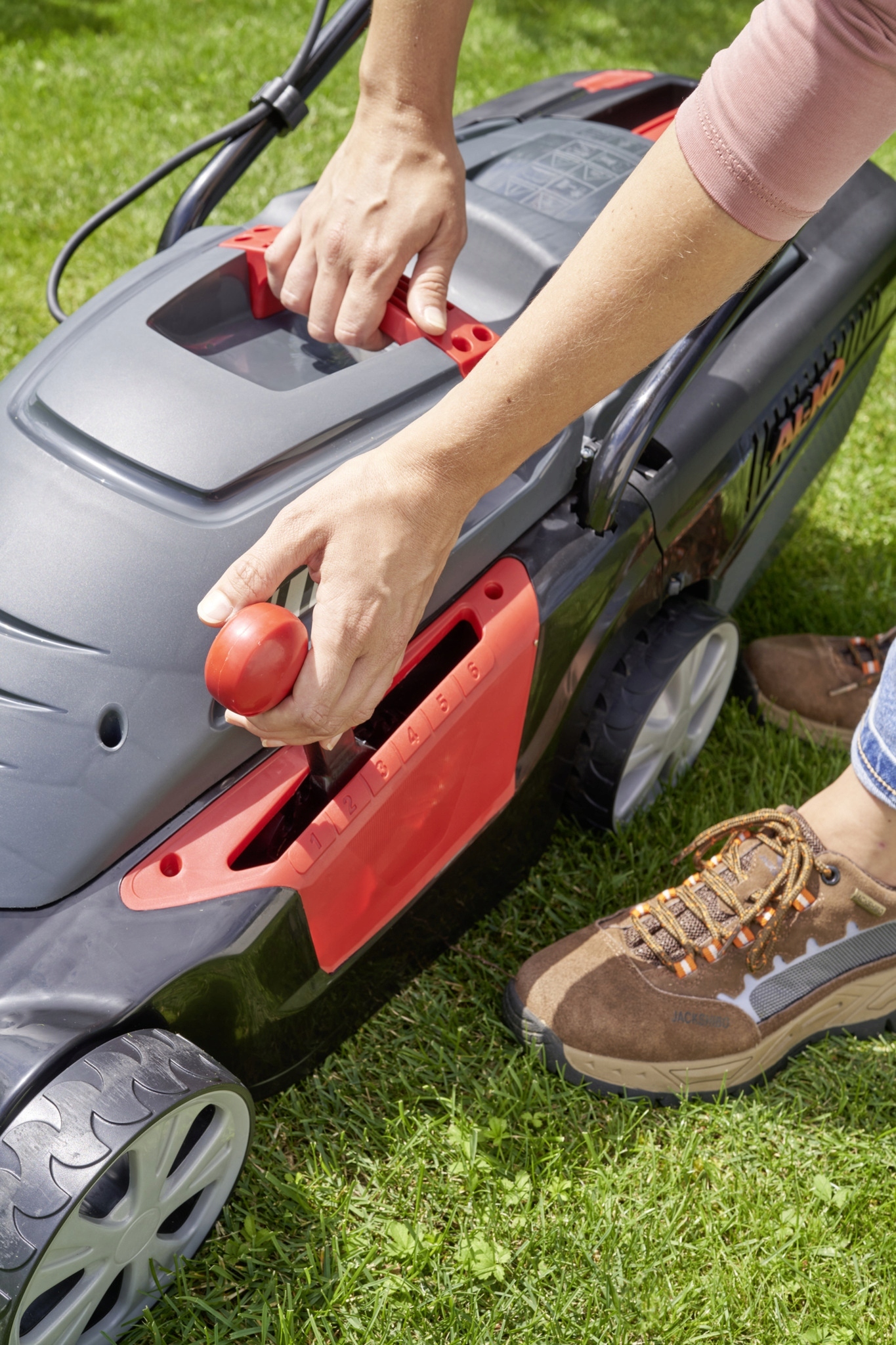 Regulacja wysokości koszenia – 6-stopniowa dla idealnego efektu