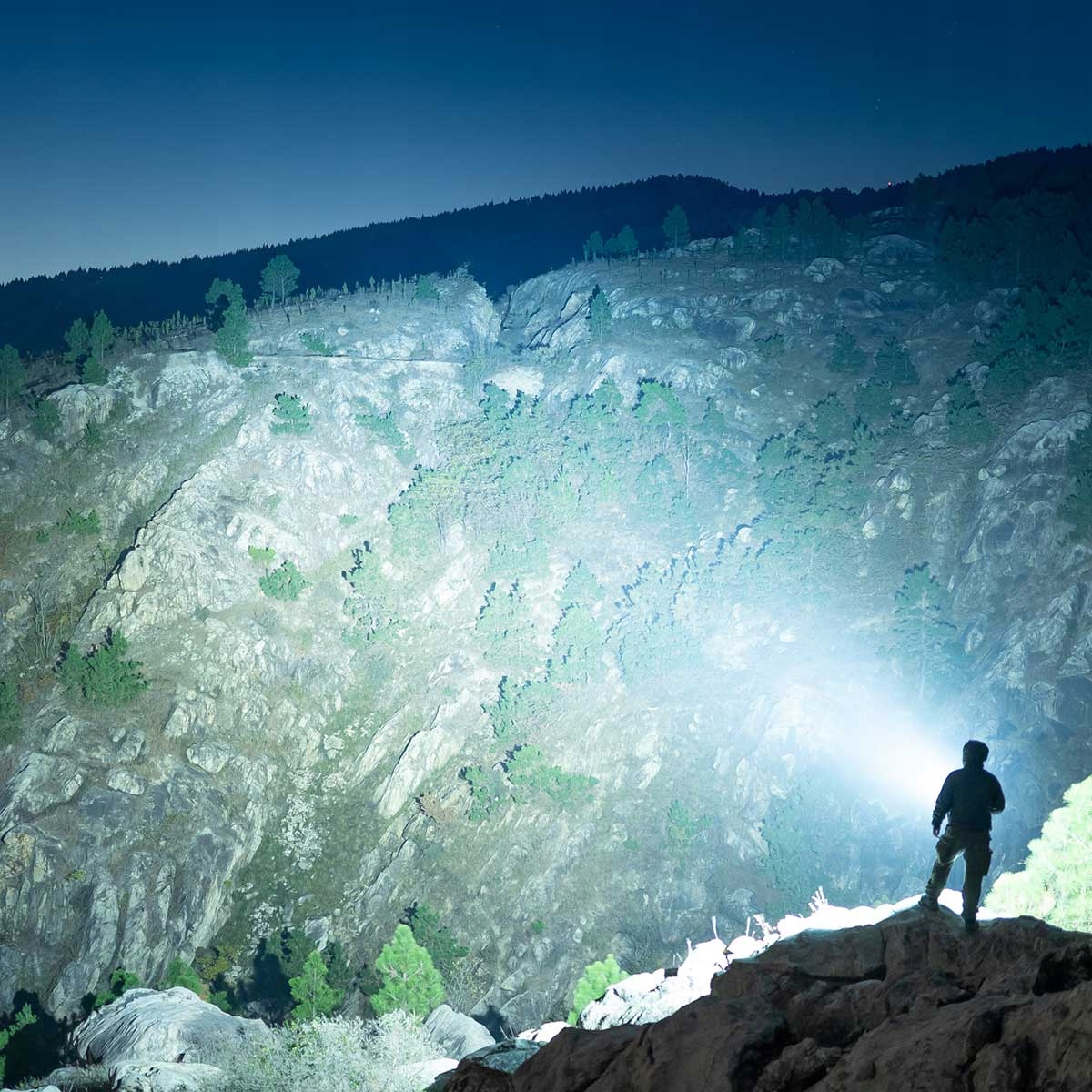 Wydajność świetlna – 7000 lumenów i zasięg do 600 metrów