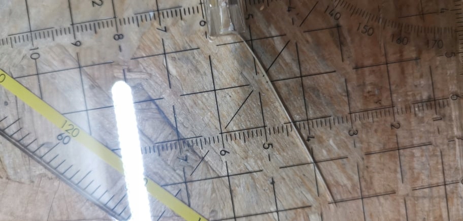 Precyzyjne prowadzenie linii – Fasetowane krawędzie i wypustki tuszowe