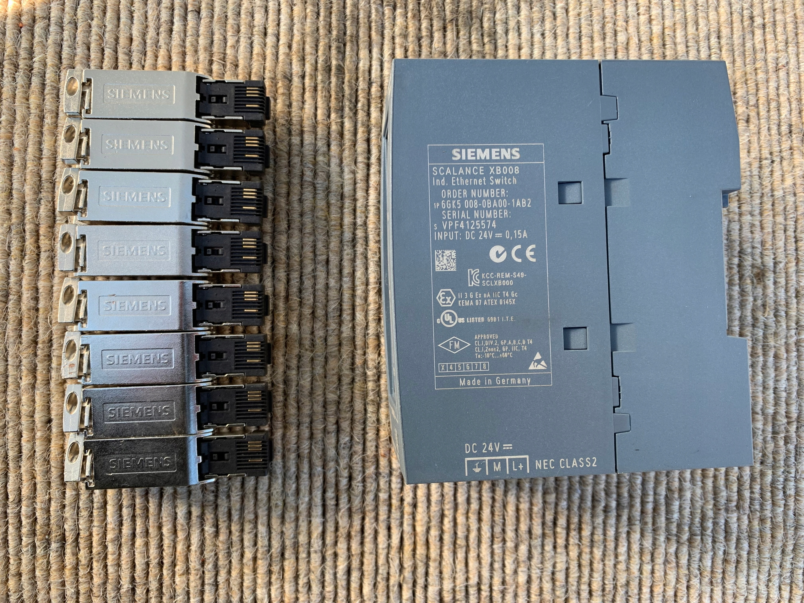 Switch przemysłowy Siemens SCALANCE XB008 8 portów RJ45 – Wydajność i niezawodność w jednym