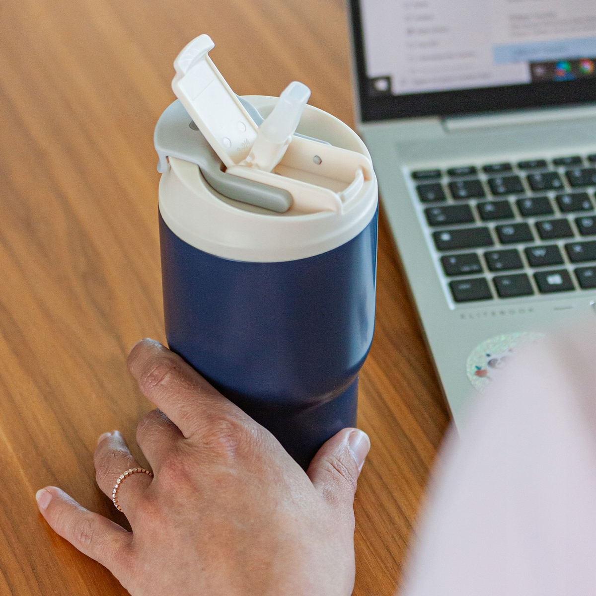 Praktyczny wybór dla aktywnych – Kubek idealny do pracy, na uczelnię i w podróży