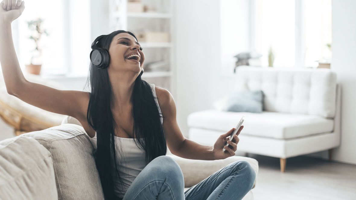 Komfort Poza funkcją Bluetooth, która pozwala uniknąć problemu z plączącymi się kablami, słuchawki FLOW 2 Wireless posiadają pokryty miękką ekoskórą pałąk oraz wygodne nauszniki. To zestawienie sprawia, że będziesz mógł czerpać przyjemność ze słuchania muzyki przez wiele godzin.