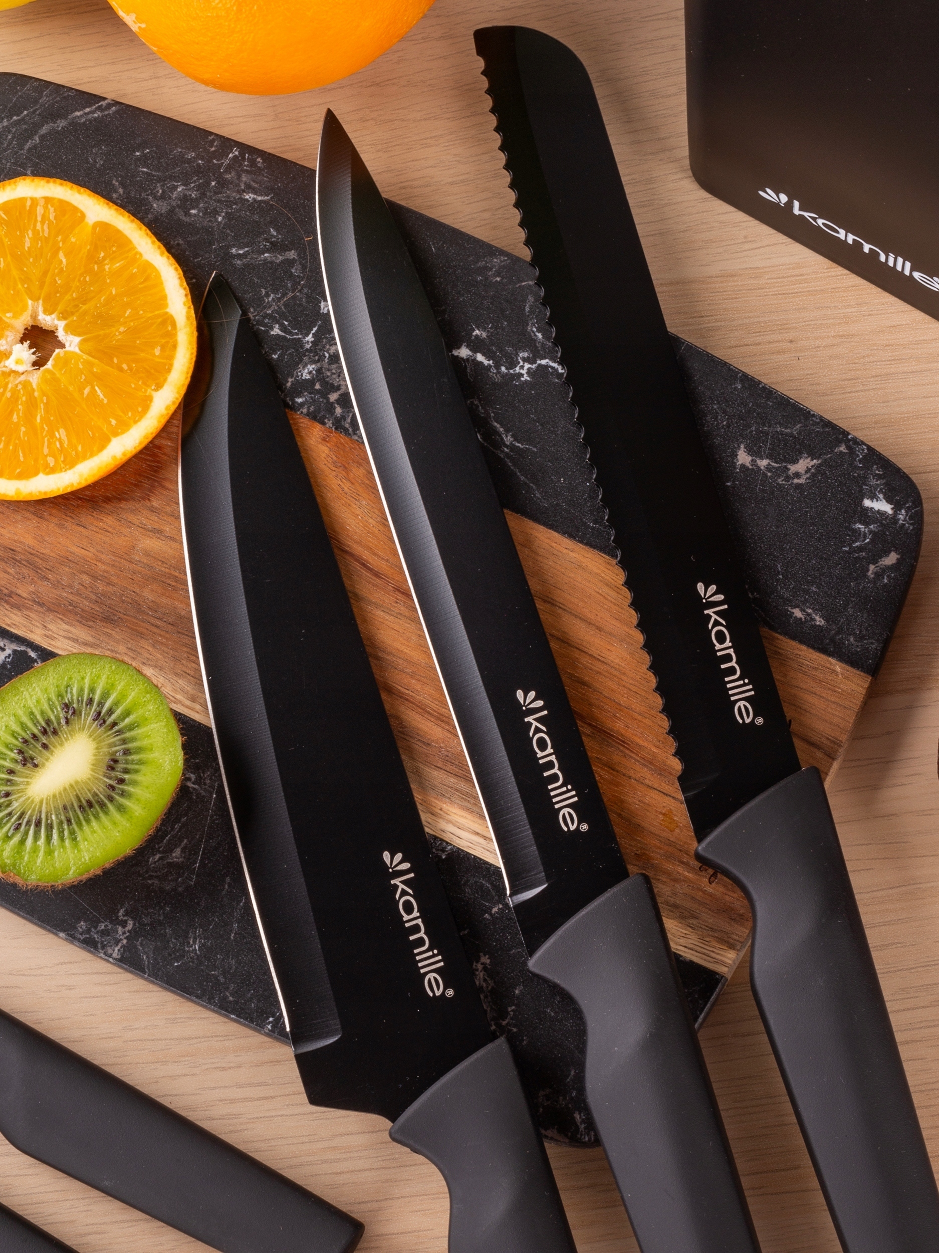 Stylowy stojak z funkcjonalnym wypełnieniem