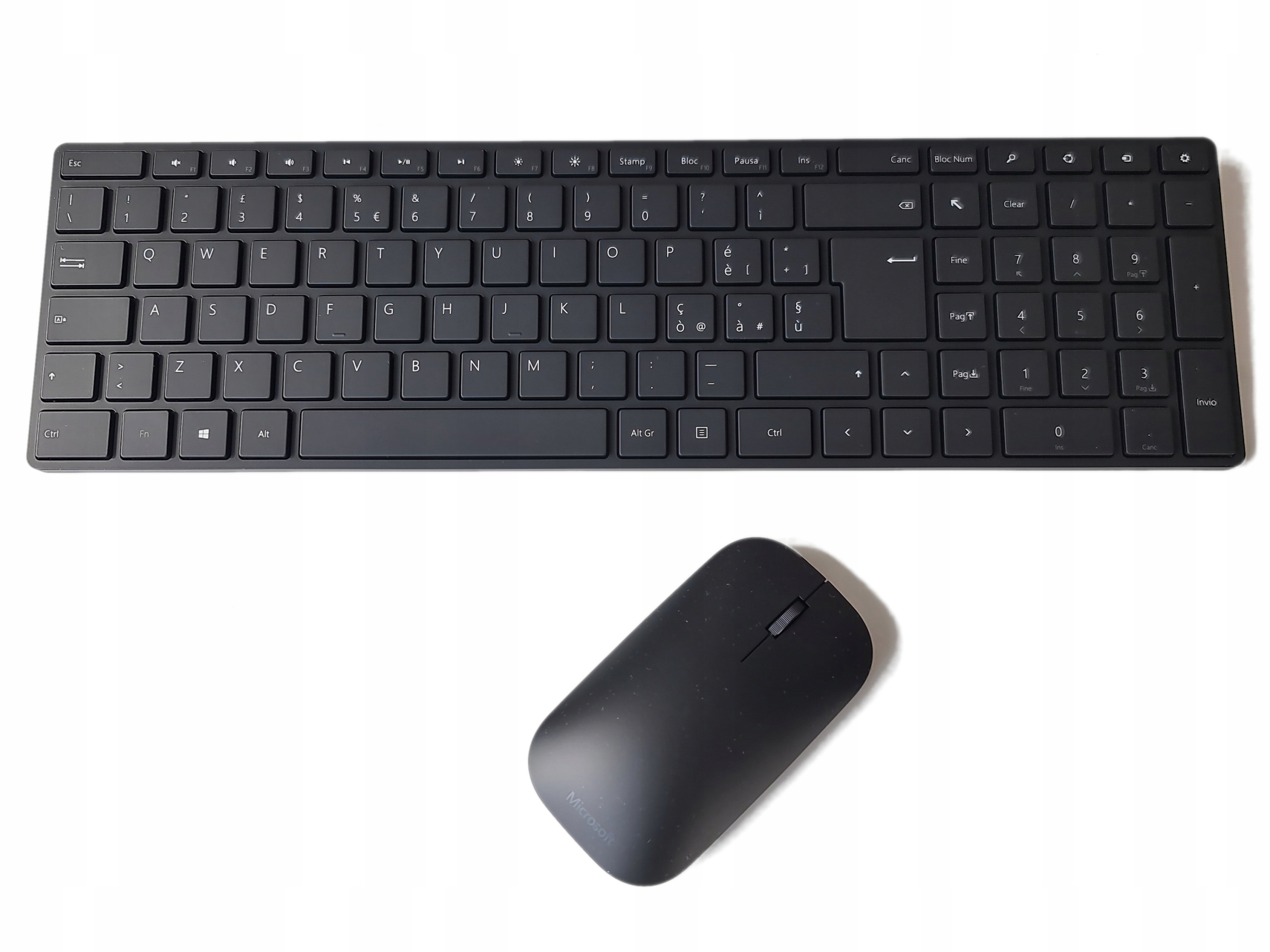 Niski profil klawiszy i blok numeryczny – Komfort pracy