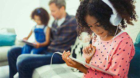 Wiodące zabezpieczenia Dzieci korzystające z tabletów