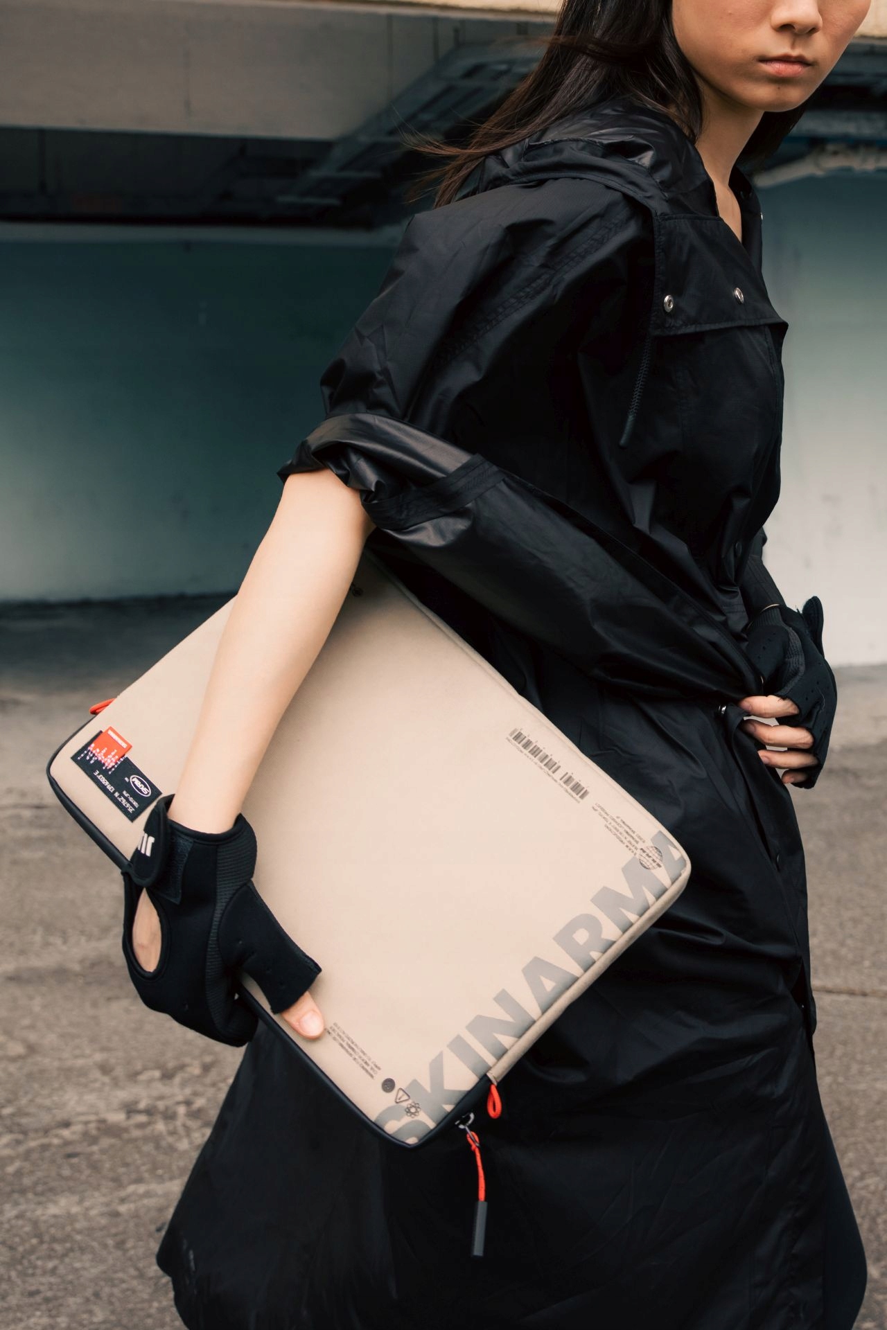 Etui SKINARMA SKINARMA LAPTOP BAG FARDEL (FITS UP TO 14'') IVORY – Elegancka ochrona dla Twojego laptopa