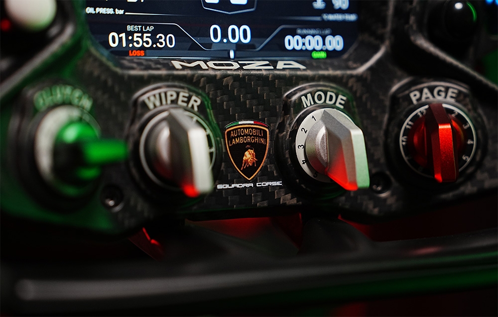 Zbliżenie na pokrętła CLUTCH, WIPER, MODE, PAGE oraz logo Lamborghini na obudowie kierownicy MOZA Racing Lamborghini Essenza SCV12 RS070.