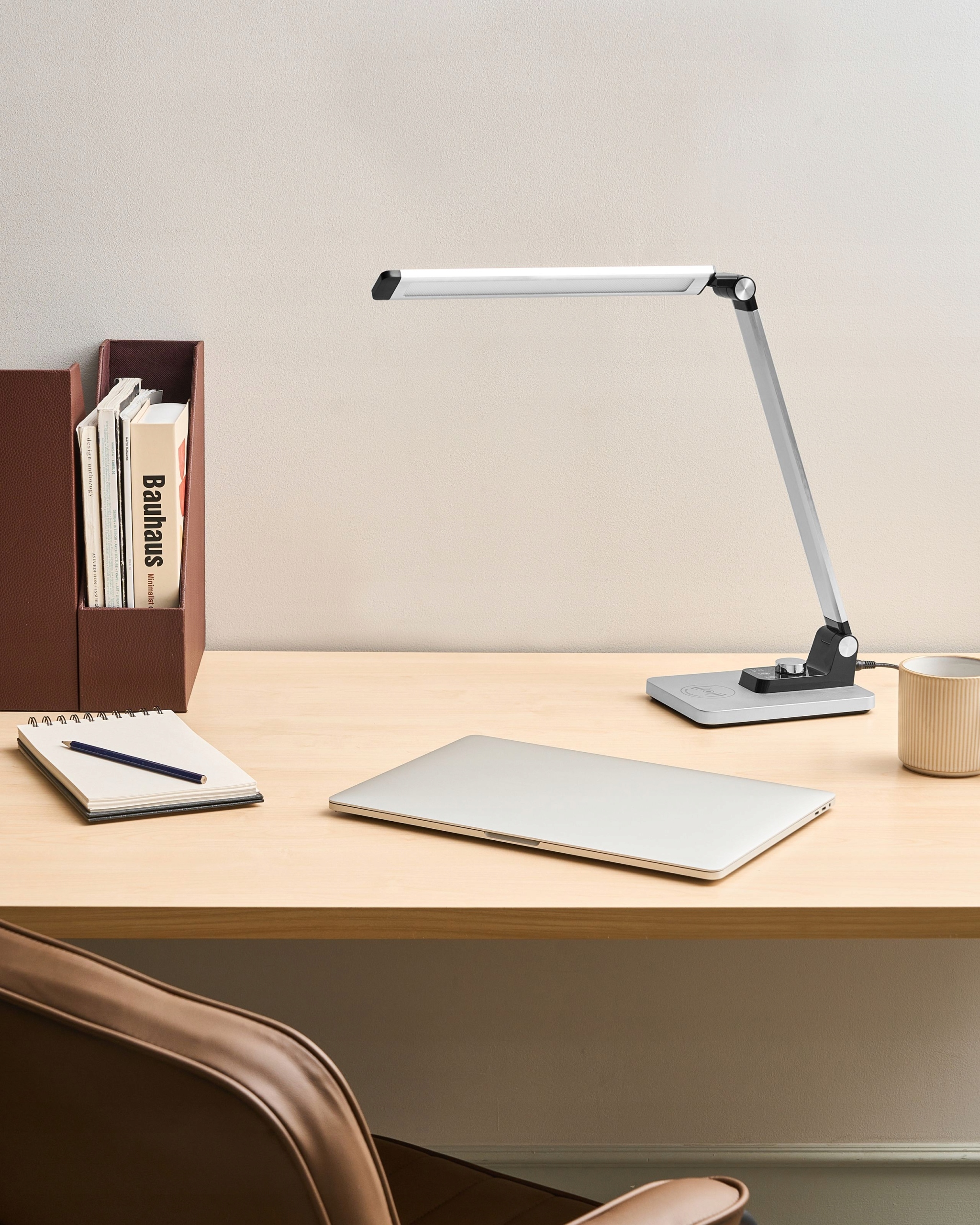 Lampa biurkowa LED ENIF z ładowarką indukcyjną – Elegancja i funkcjonalność w Twoim biurze
