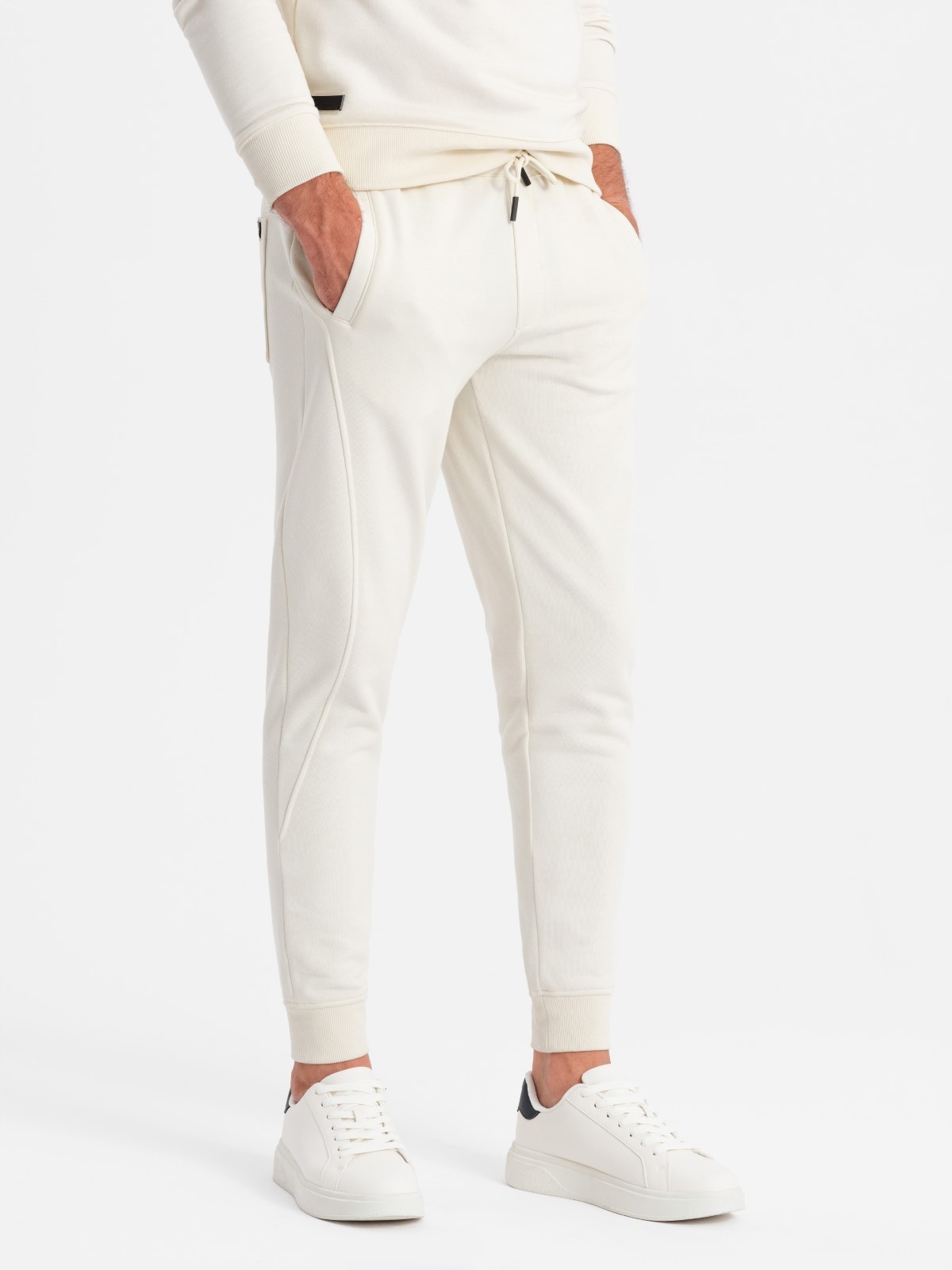 Joggery dresowe z ozdobnymi przeszyciami – nowoczesny design