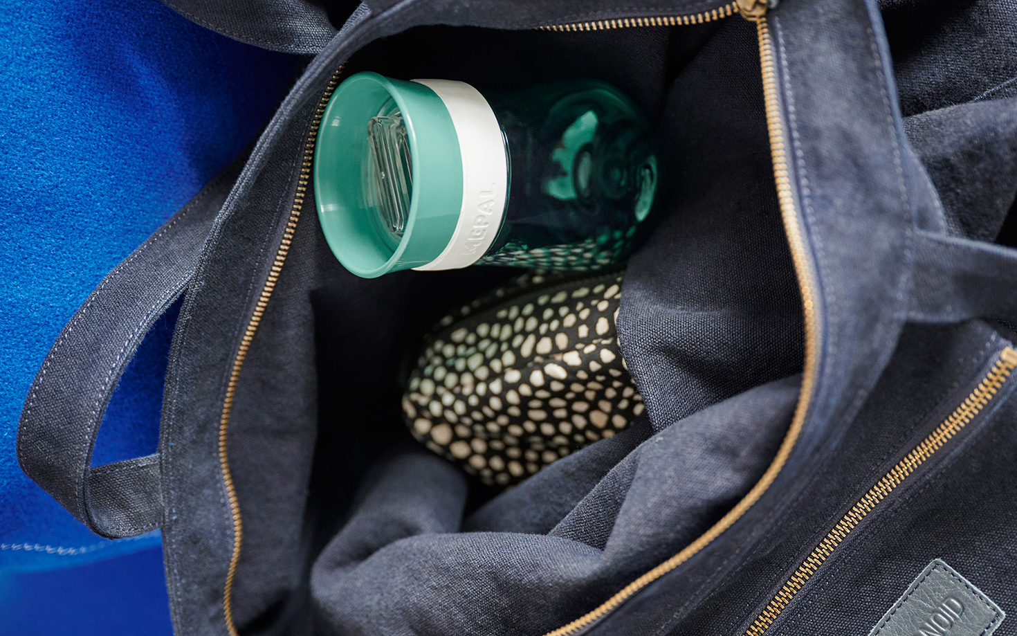 Mechanizm automatycznego zamykania zapobiegający rozlewaniu