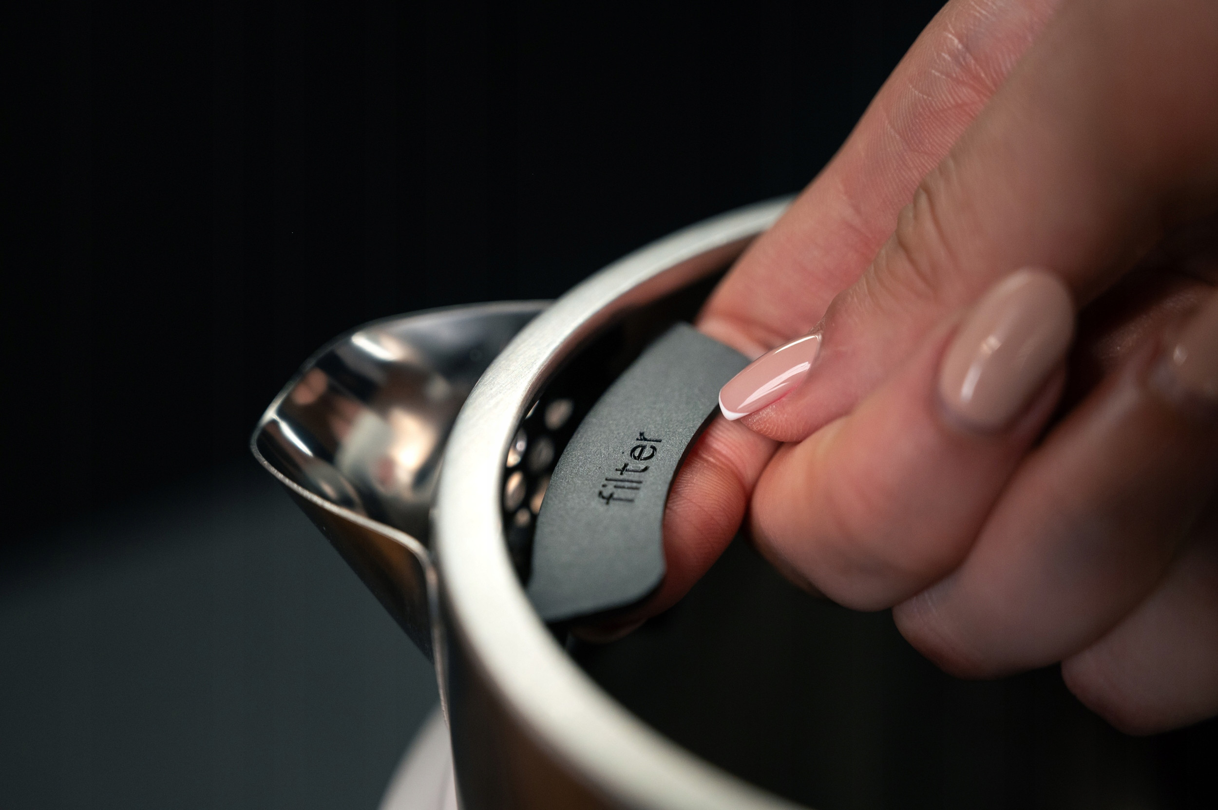 CZAJNIK ELEKTRYCZNY BEZPRZEWODOWY STALOWY RETRO 2200W BIAŁY DUŻY 2L FILTR Szerokość produktu 21.5 cm