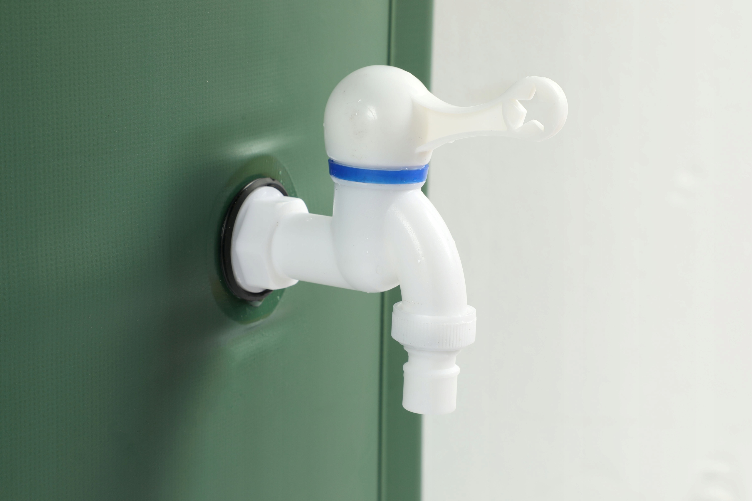 Funkcjonalność i wygoda użytkowania – kran górny i spust dolny