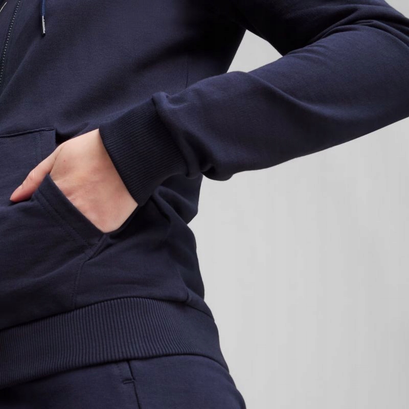 Funkcjonalność: kieszenie i regulowany kaptur