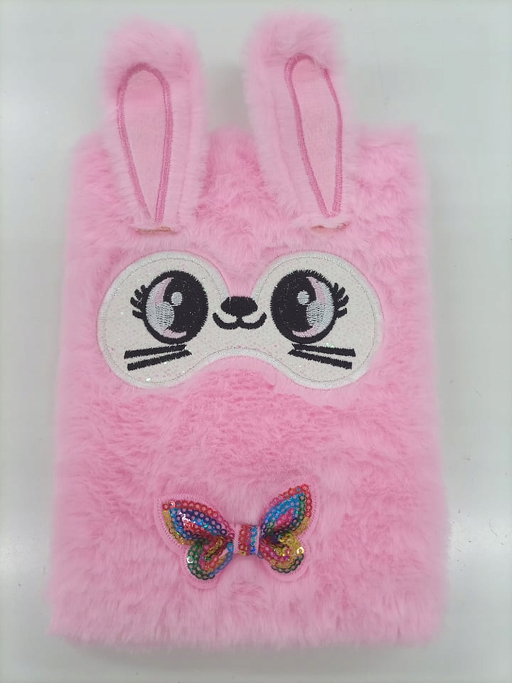 Pluszowa okładka i kompaktowe wymiary 21 x 15 x 2 cm