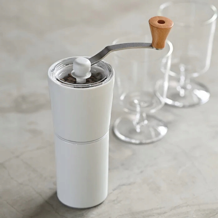 Elegancki design i funkcjonalność – Młynek Hario Simply Ceramic