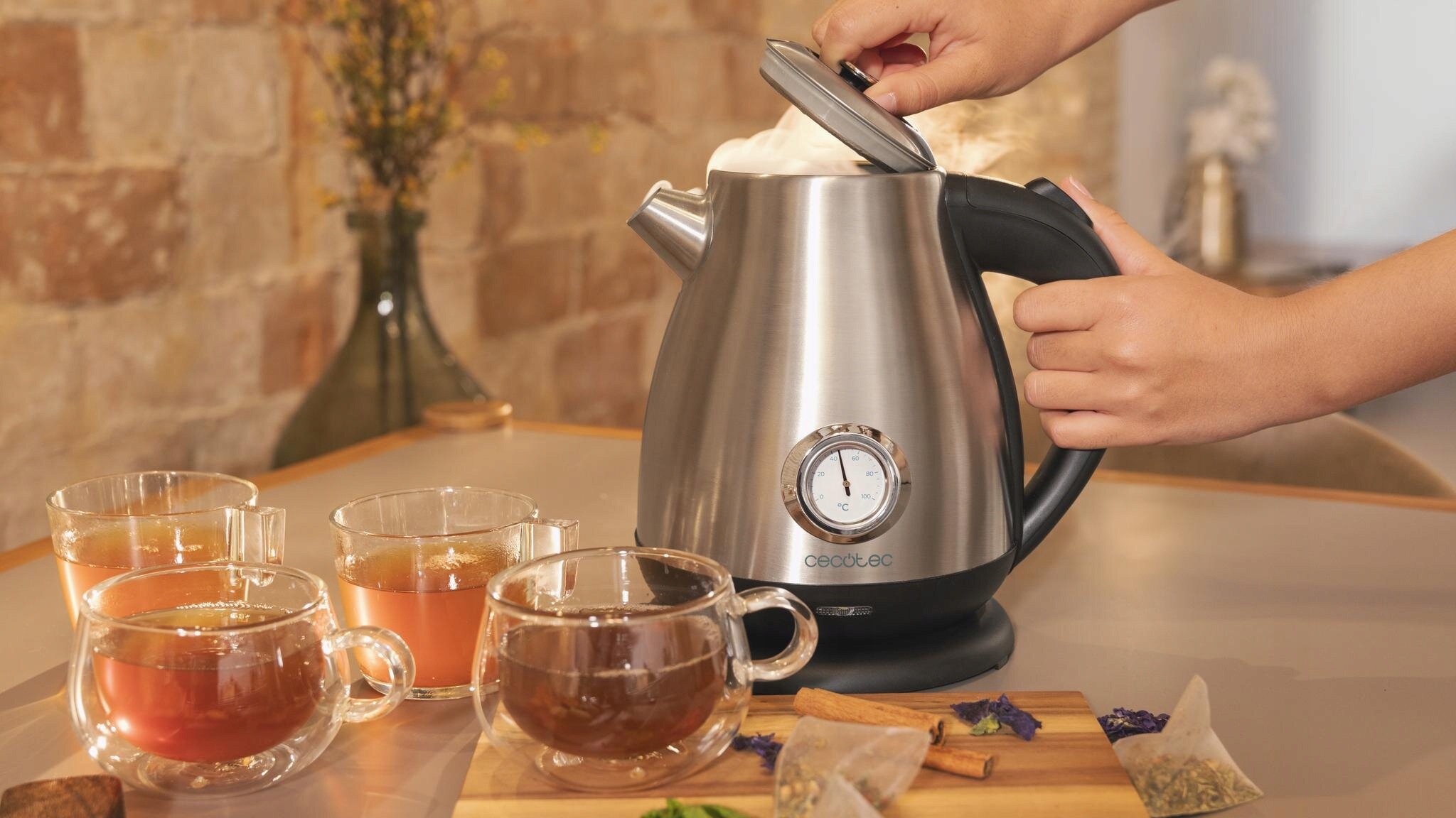 Pojemność 1,7 L – Idealny do parzenia naparów dla całej rodziny