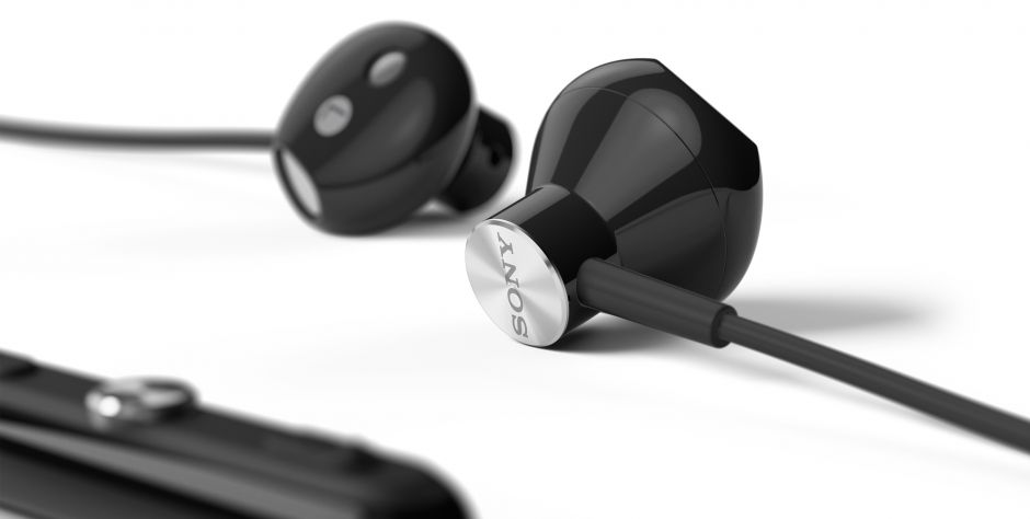 Dzięki swojej konstrukcji zestaw STH30 radzi sobie w każdych warunkach. Cały zestaw słuchawkowy jest w pełni wodoodporny — nawet głośniki słuchawkowe, które wyposażono w specjalnie opracowaną hydrofobową tkaninę akustyczną.