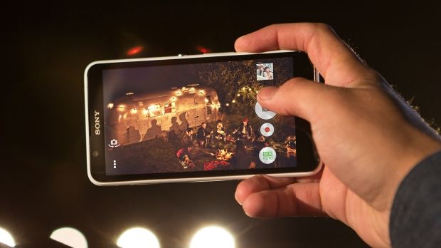Ekran telefonu Xperia E4 przedstawiający grupę znajomych pozujących do autoportretu