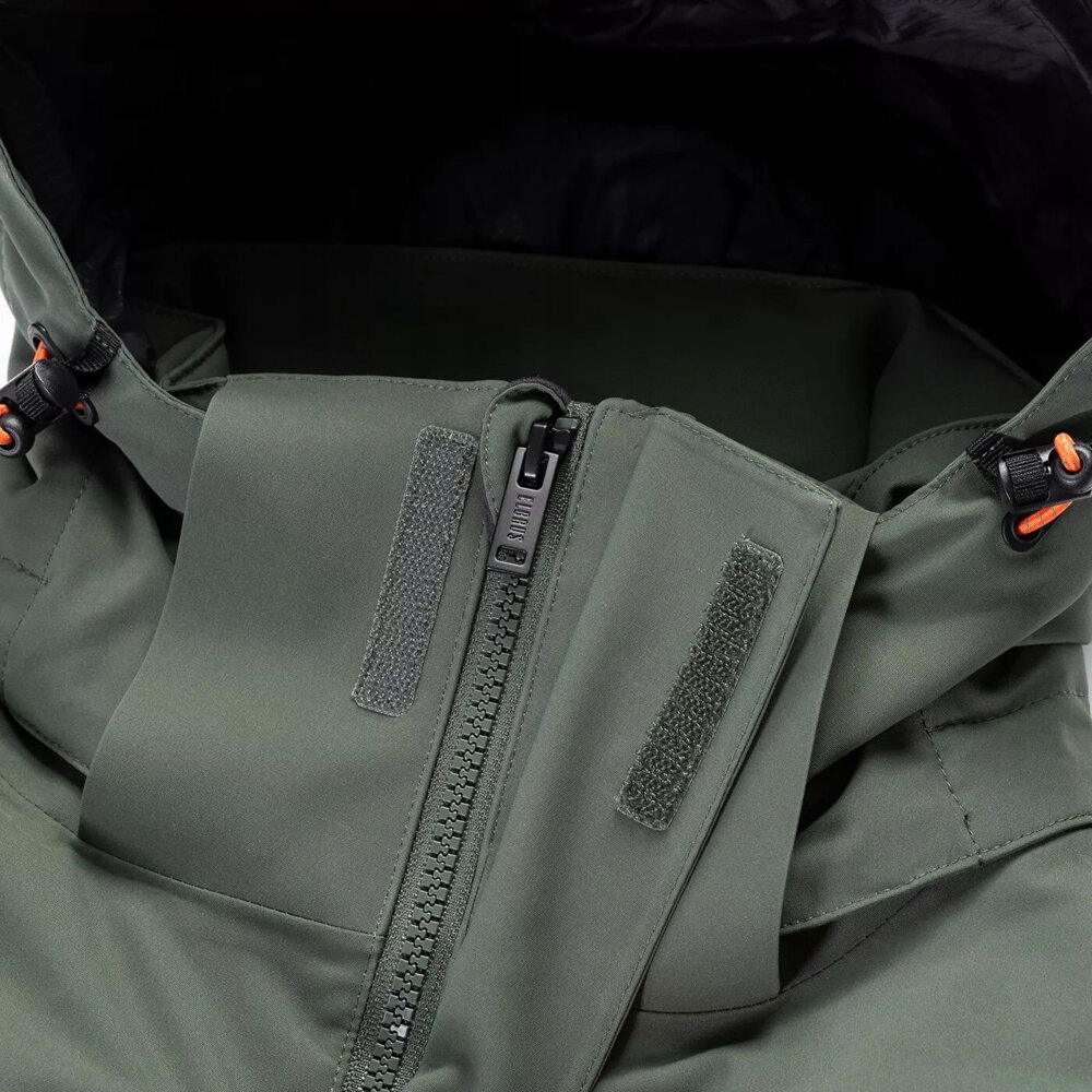 Regulowany kaptur i ściągacze w talii – idealne dopasowanie