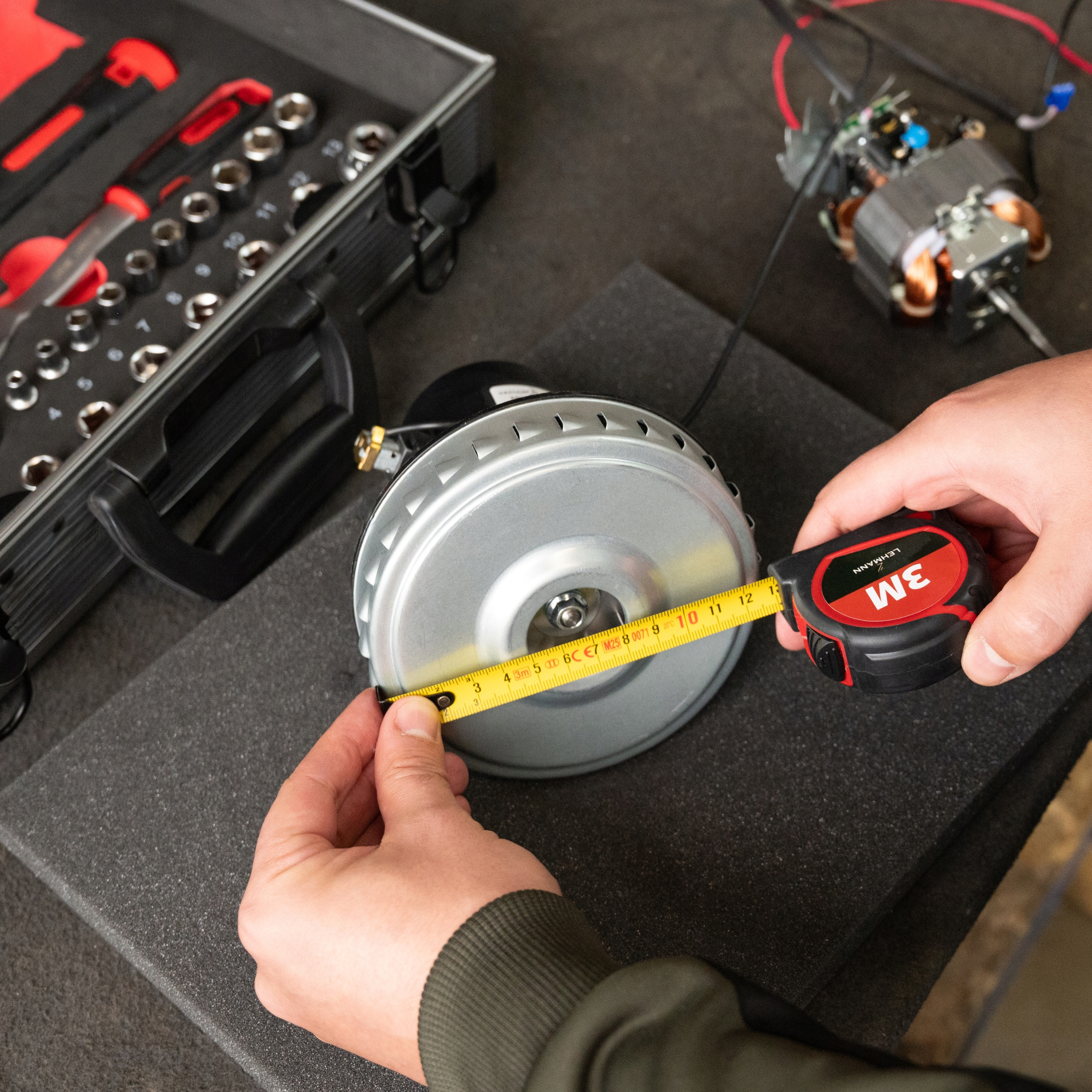 Solidna metalowa walizka z tablicą cieni