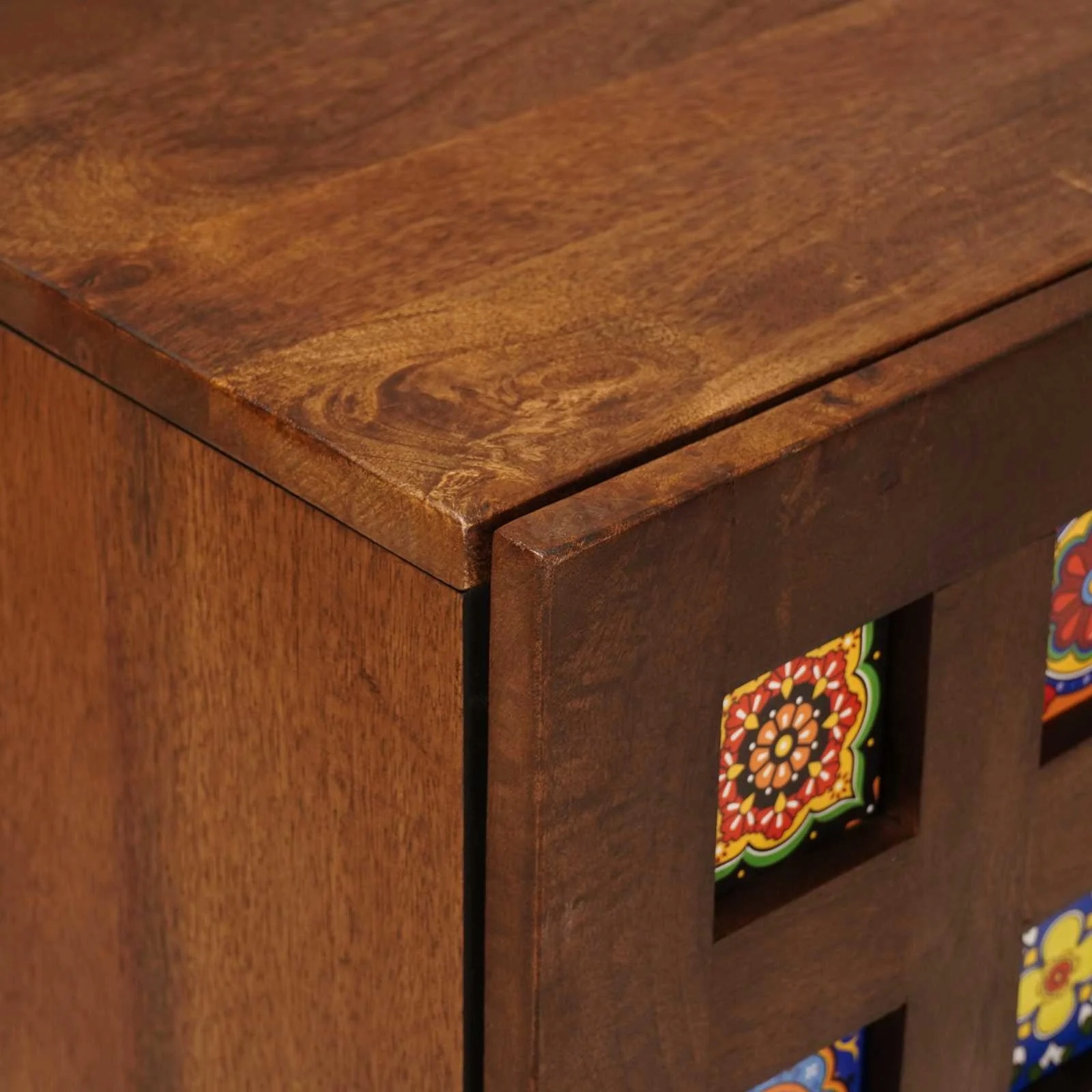 Bufet z drzwiami orzech włoski – Elegancja i funkcjonalność w Twoim wnętrzu