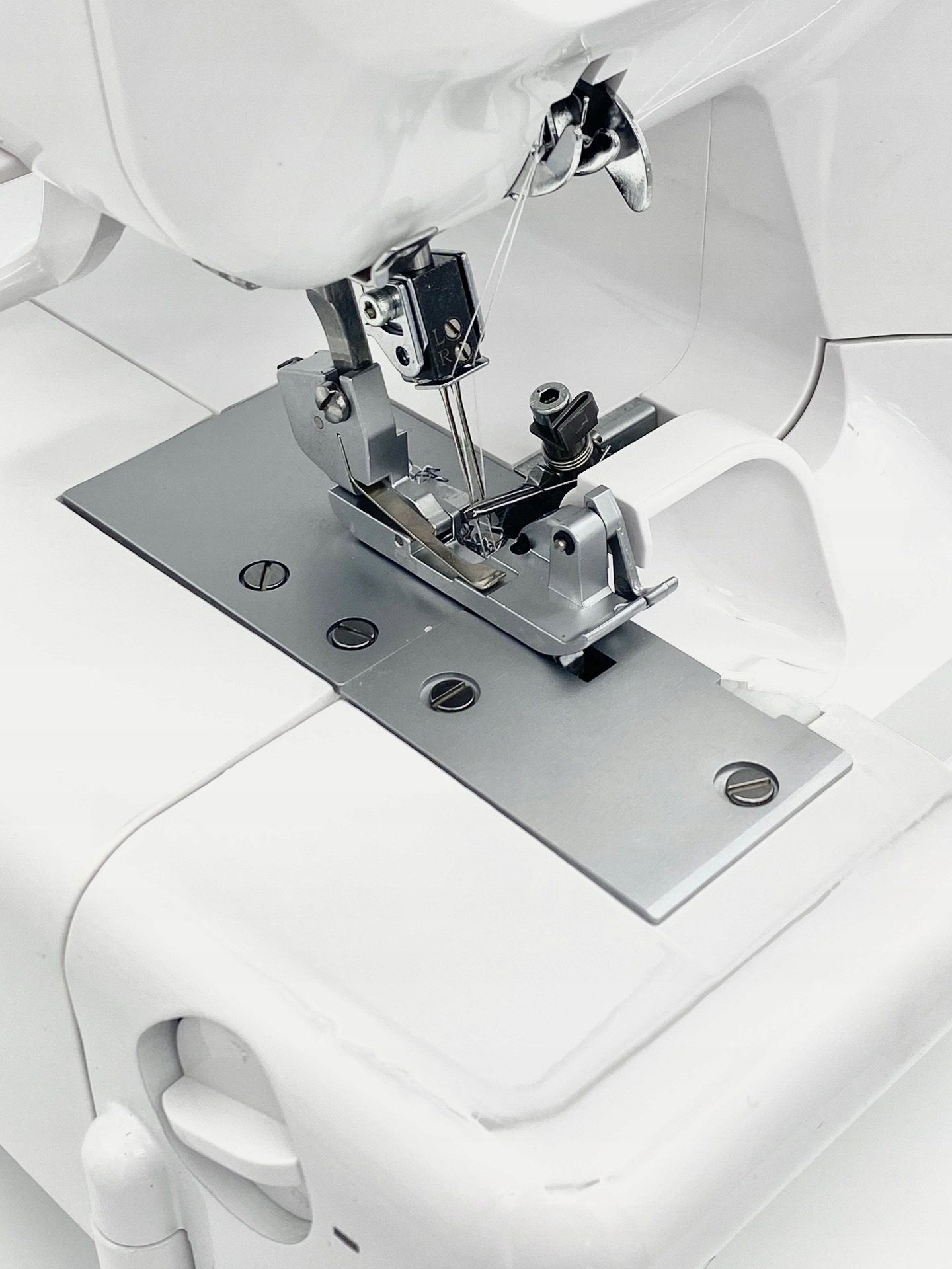 Wbudowany pojemnik na odcięte fragmenty materiału